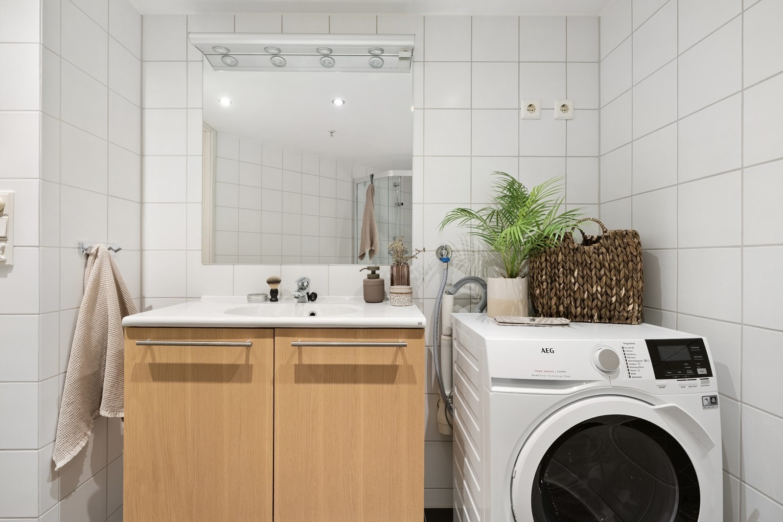 Her finner du servant med underskap i samme stil som kjøkkenet, toalett, dusjhjørne og opplegg for vaskemaskin. Galleribilde