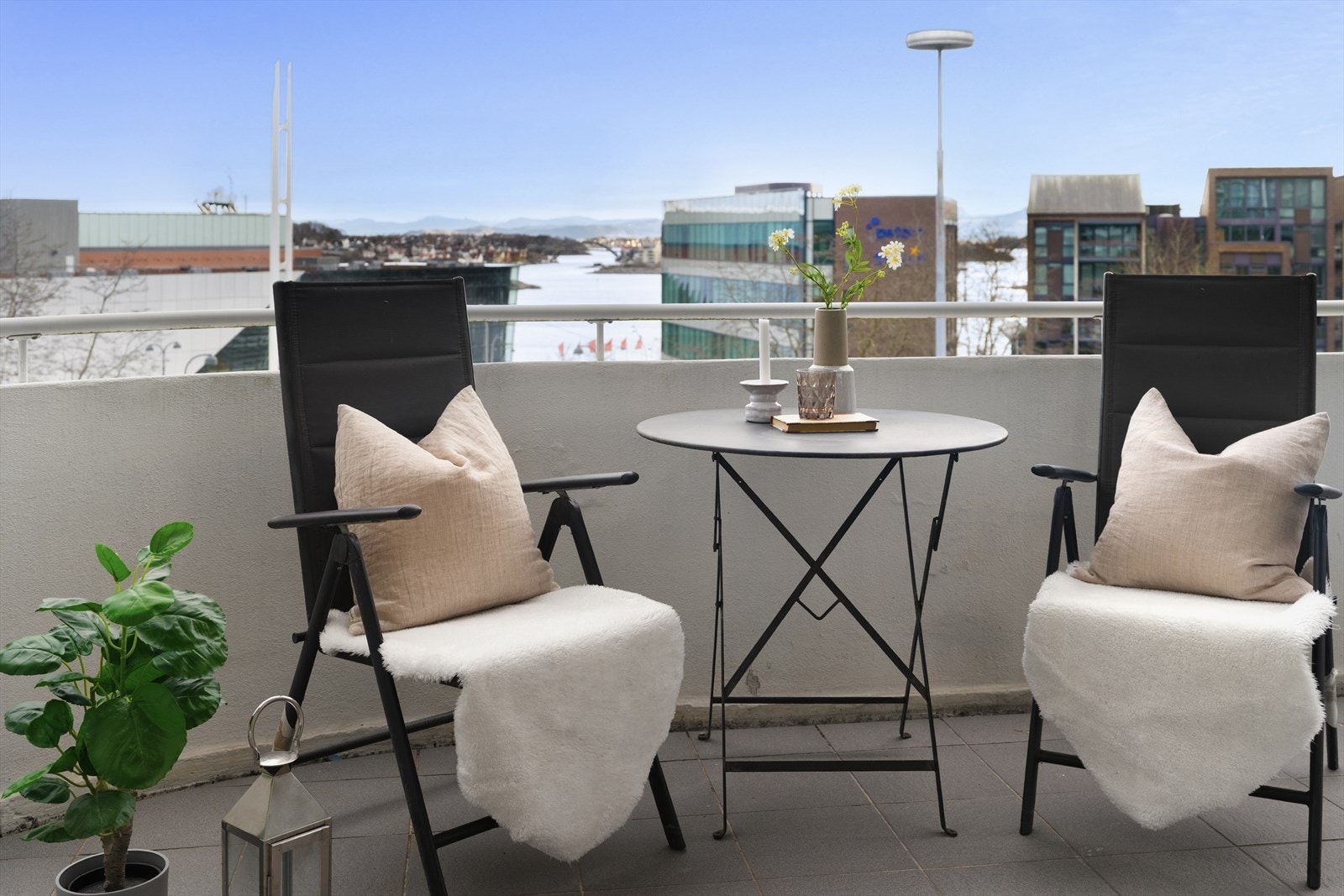 Sverdrups gate 13 har en attraktiv og sentral beliggenhet med Stavanger sentrum og alle byens fasiliteter innen komfortabel gangavstand. Galleribilde