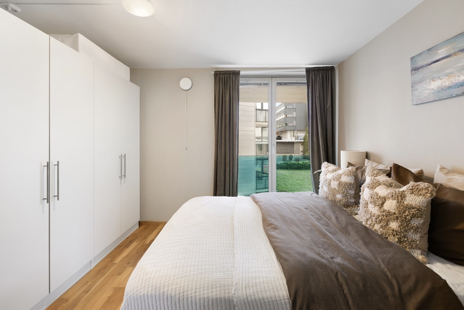 Hovedsoverommet er innredet med en god garderobeløsning. Galleribilde