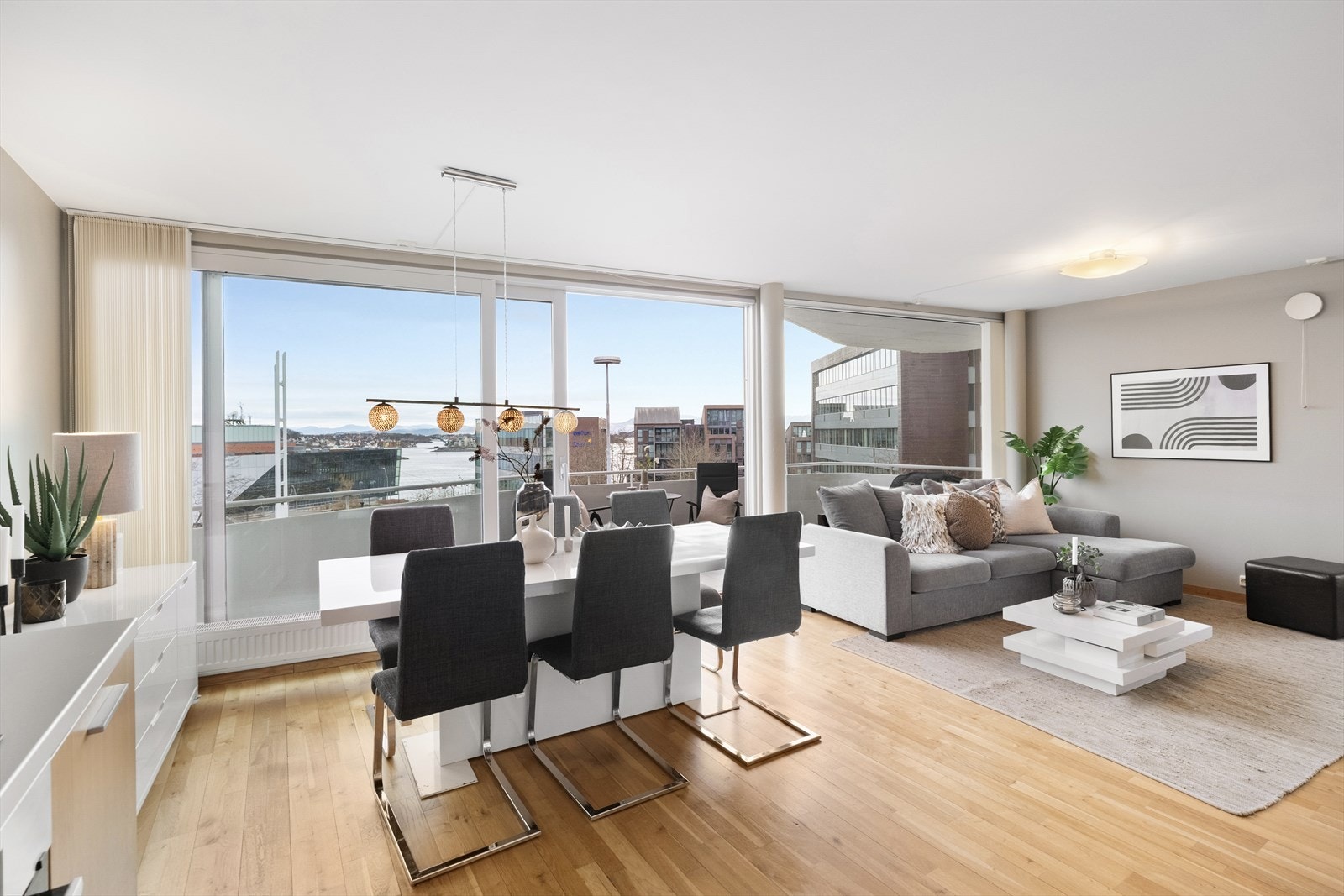 Stuen og kjøkkenet utgjør hjemmets naturlige samlingspunkt og sosiale sone. Galleribilde