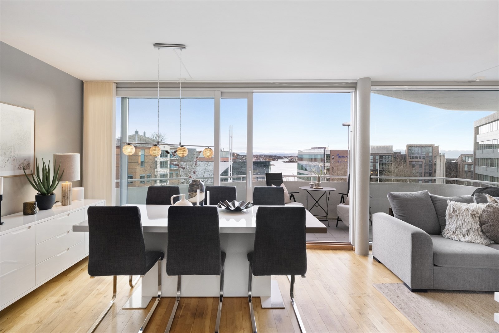 Høyreiste vindusflater i flere himmelretninger slipper inn rikelig med naturlig lys og skaper en åpen, lys og luftig atmosfære. Galleribilde