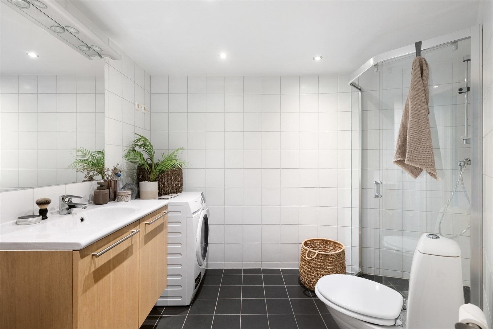 Hovedbadet er delikat, helfliset med tidløse overflater. Galleribilde