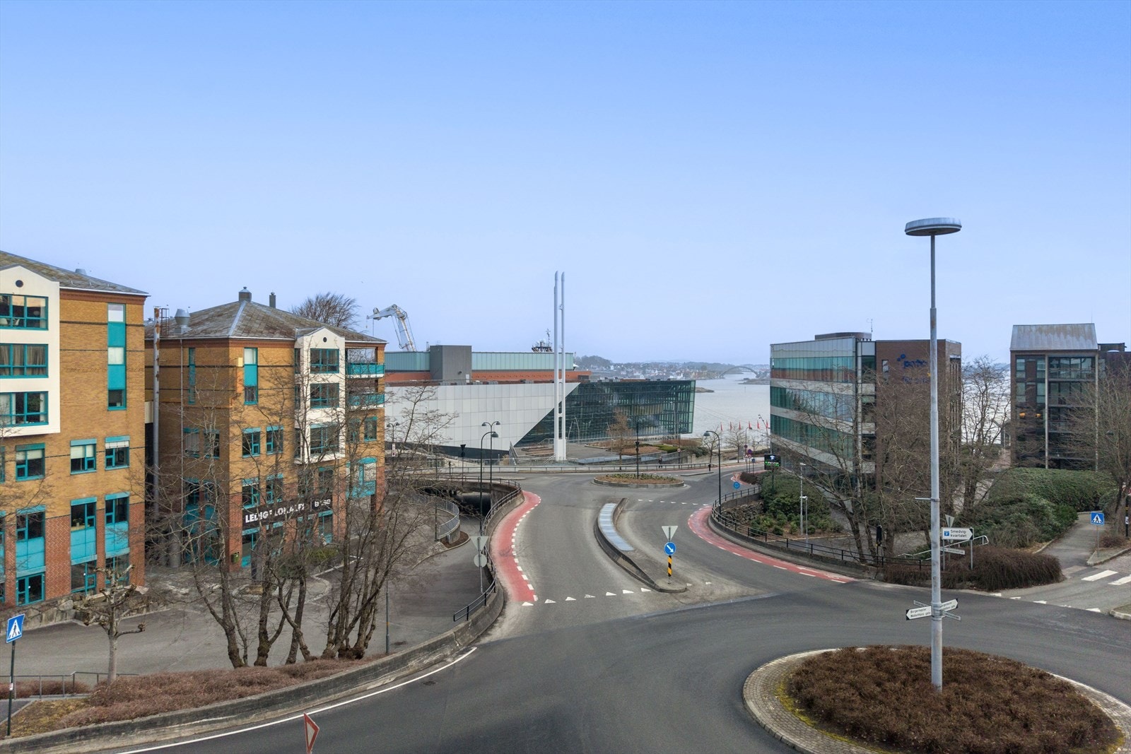 Den luftige utsikten over sjø og fjell kan nytes fra både balkong og stue. Galleribilde