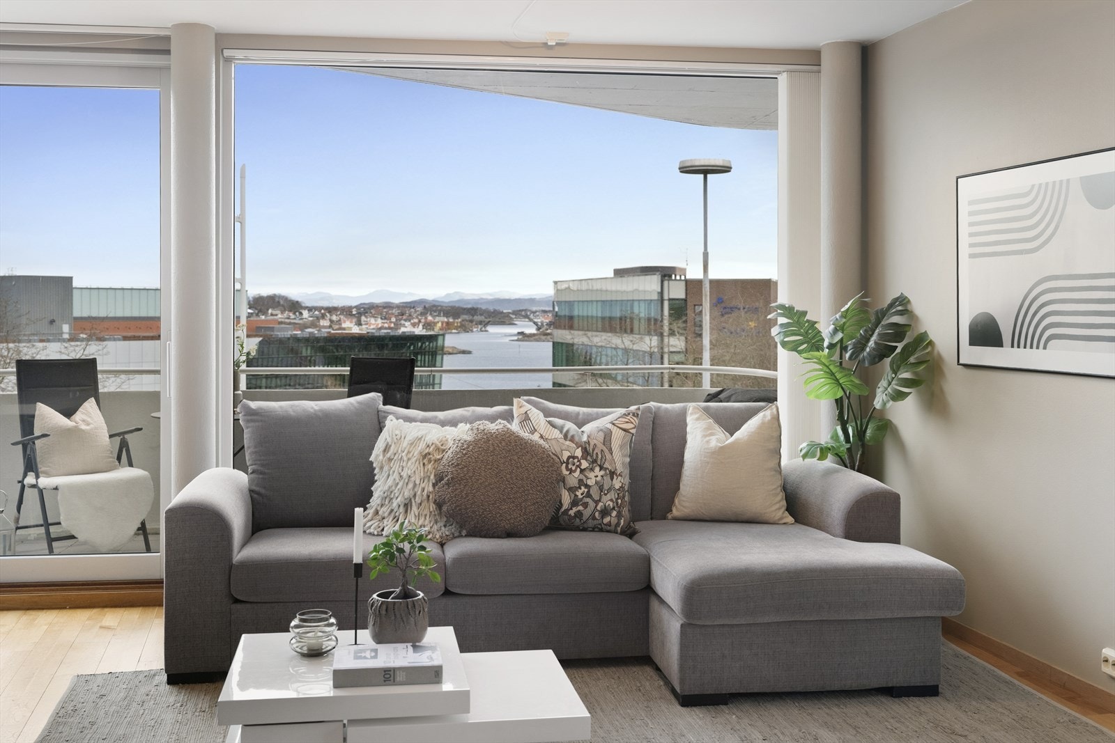 Her blir du møtt av et luftig utsyn og flott sjø- og fjellutsikt som bidrar til en ekstra god romfølelse. Galleribilde