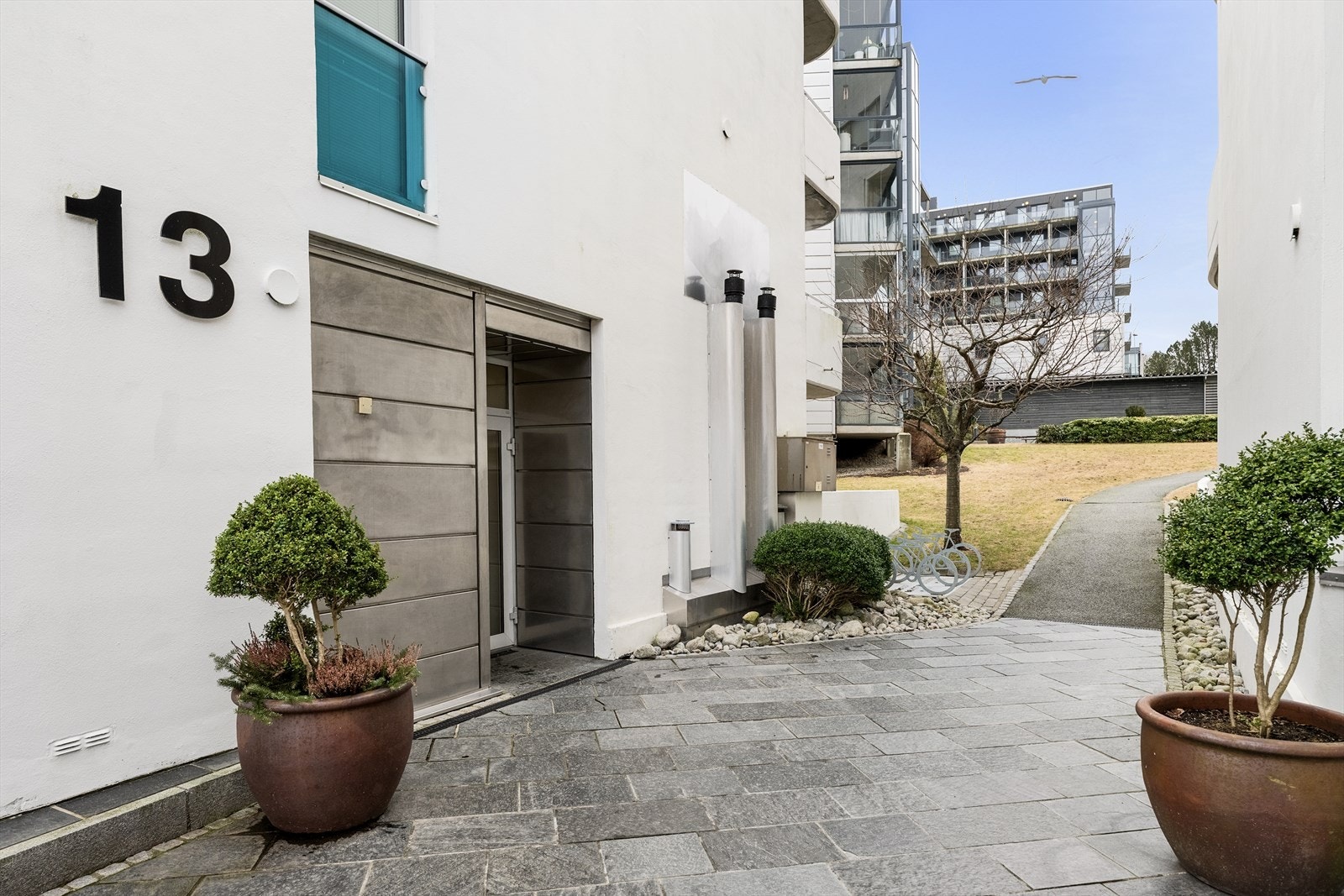 Leiligheten har både en praktisk innvendig bod som gir ekstra oppbevaringsplass, samt en ekstern bod i underetasjen. Dette gjør det enkelt å organisere eiendeler, sportsutstyr eller sesongvarer. Galleribilde