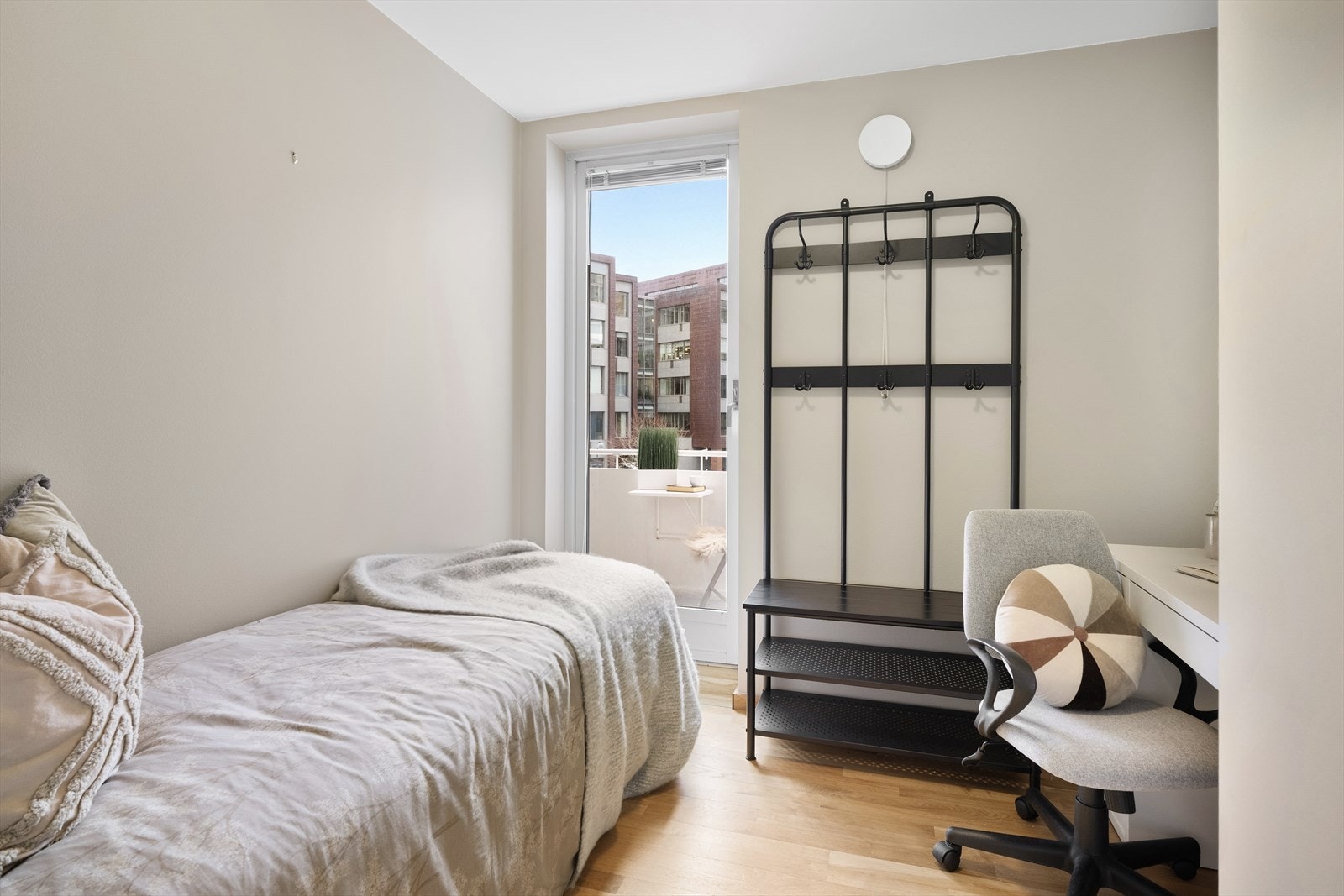 Leiligheten har to gode soverom, begge med praktiske garderobeskap som gir god oppbevaringsplass. Galleribilde