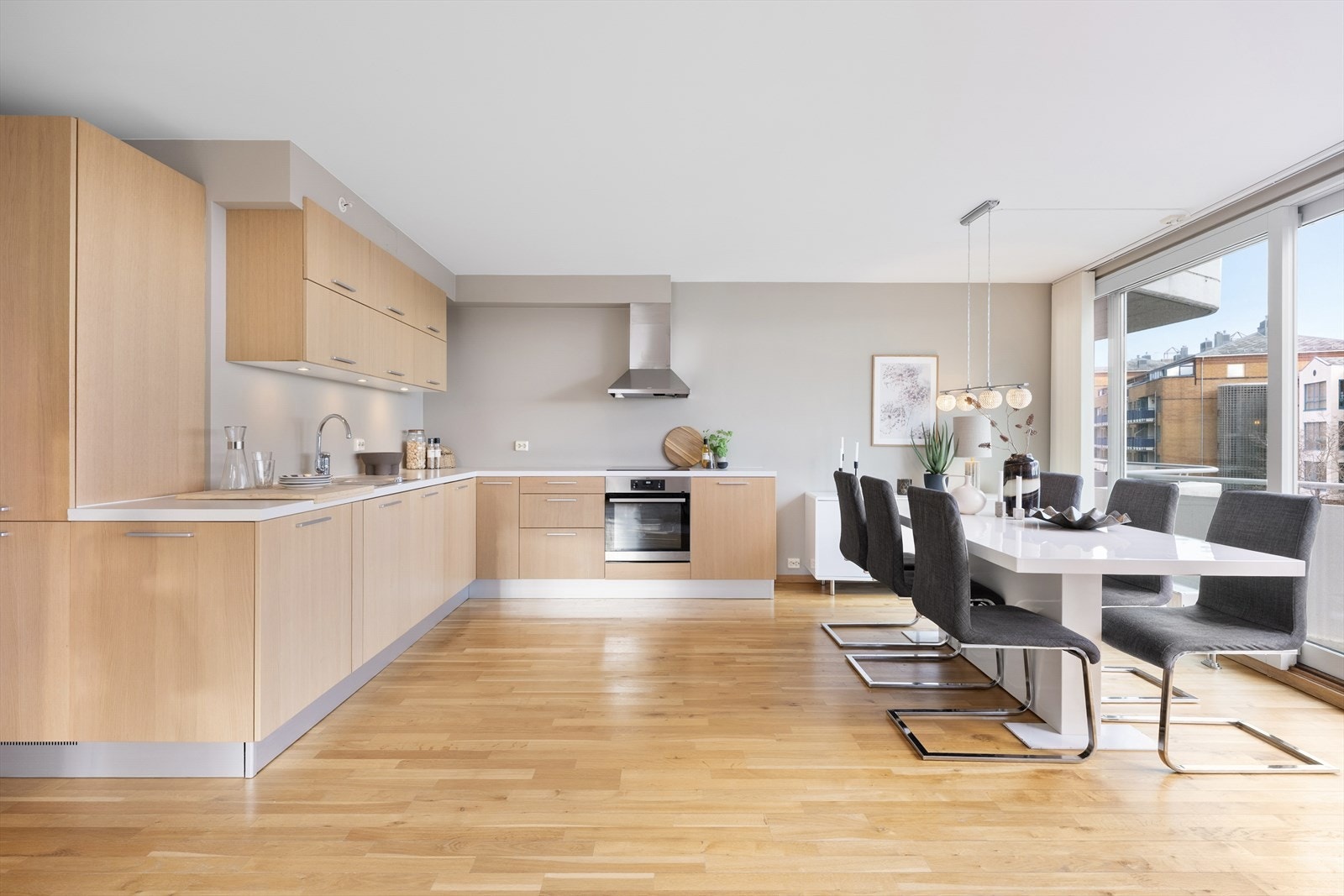 Kjøkkenet er praktisk utformet med gode arbeidsflater og rikelig med skap- og oppbevaringsplass. Galleribilde