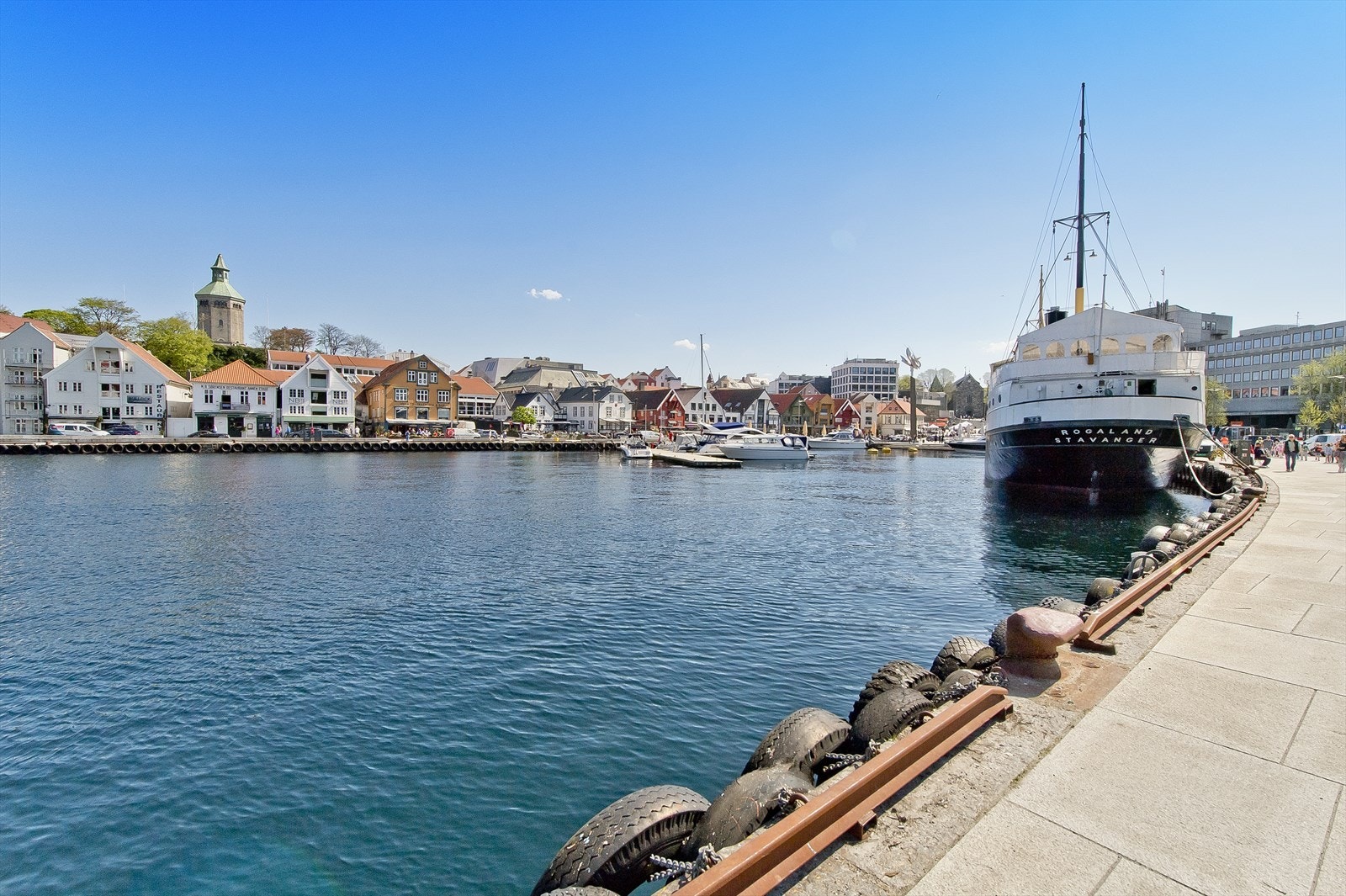 Med en perfekt kombinasjon av rolig bomiljø og umiddelbar nærhet til byens fasiliteter er dette et ideelt sted å bo for deg som ønsker det beste av Stavanger. Galleribilde