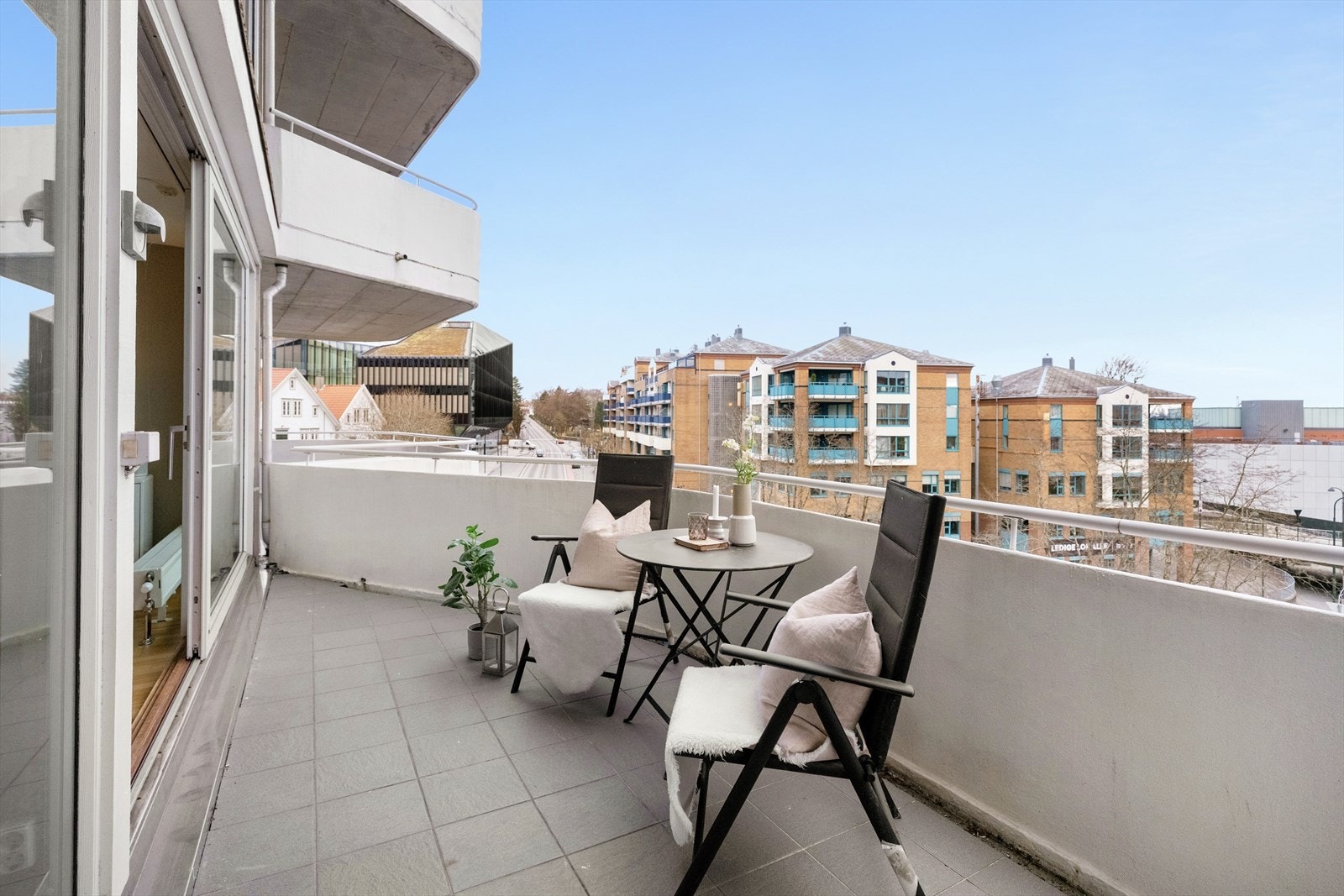 Fra stuen er det utgang til to balkonger med et samlet areal på ca. 22 kvm. Galleribilde