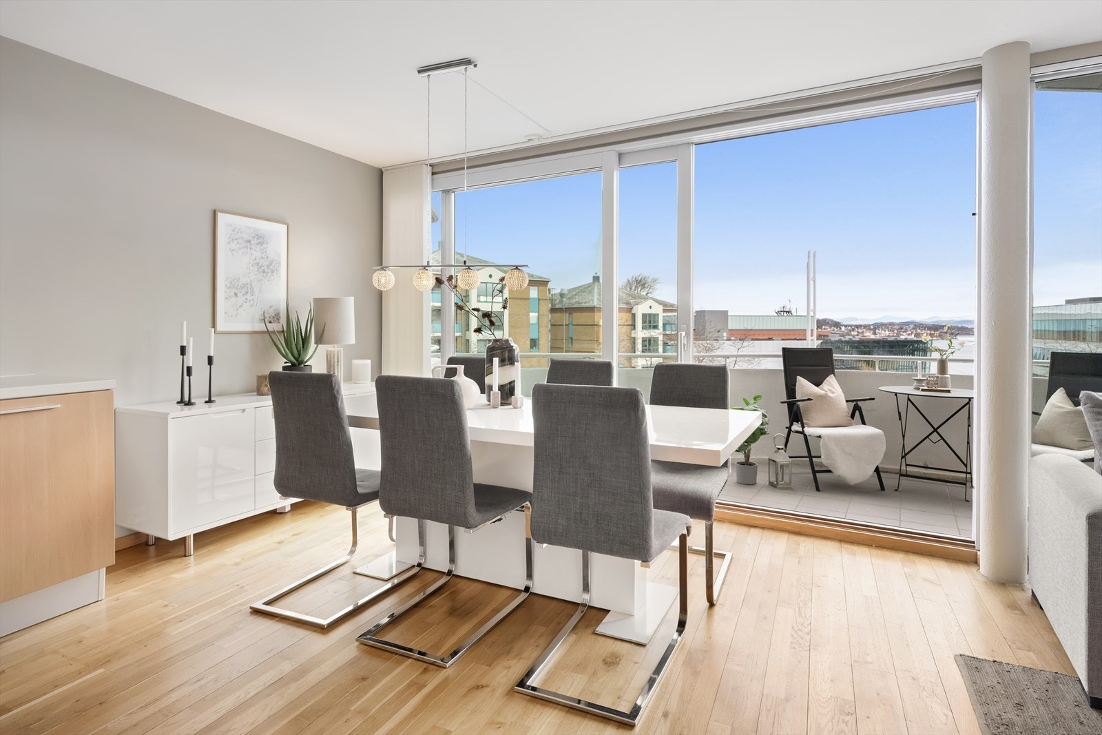 Rommet er godt utnyttet og har god plass til både sofagruppe og spisebord. Galleribilde