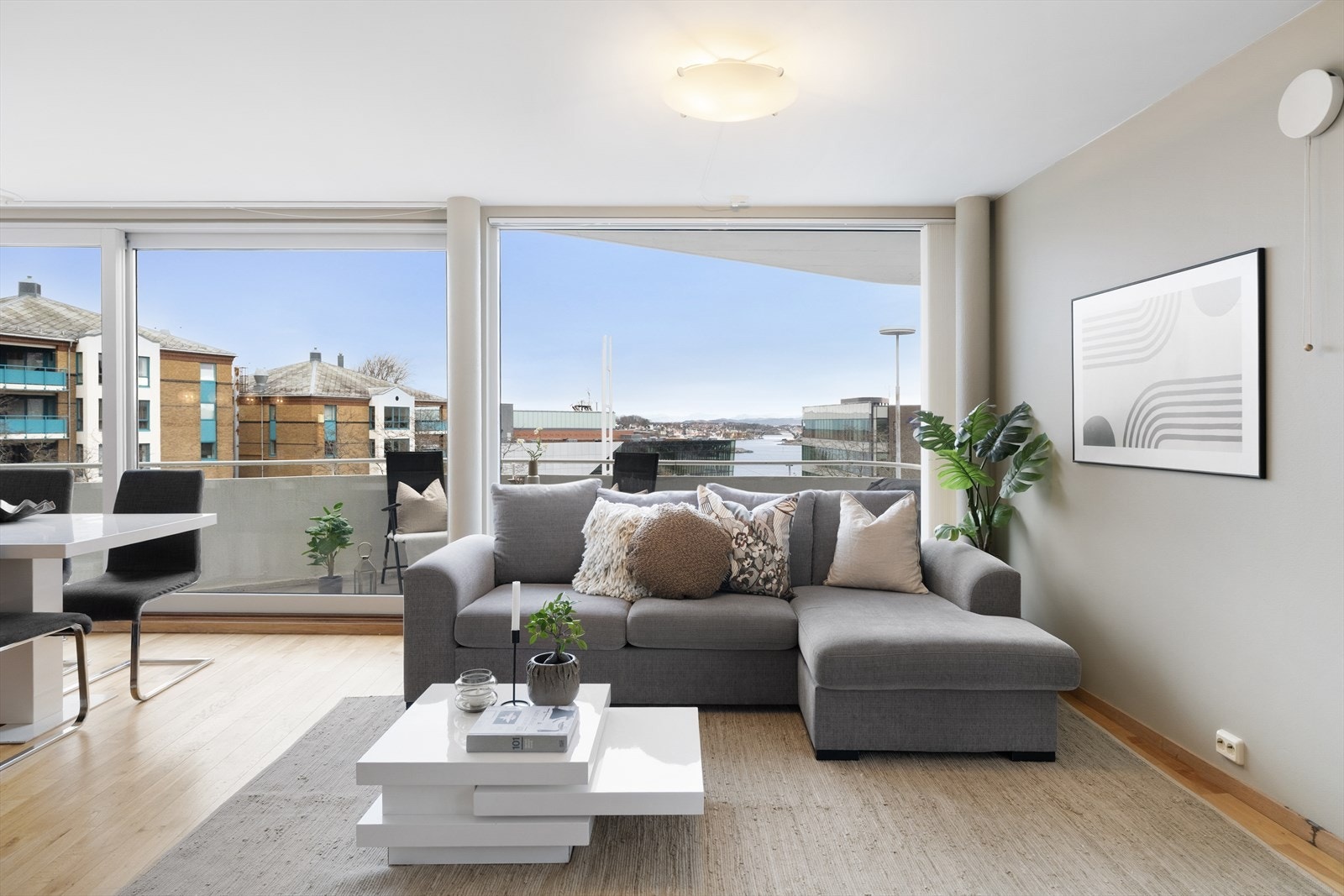 Parkett på gulv er gjennomgående i leiligheten og bidrar til et helhetlig og harmonisk uttrykk. Galleribilde