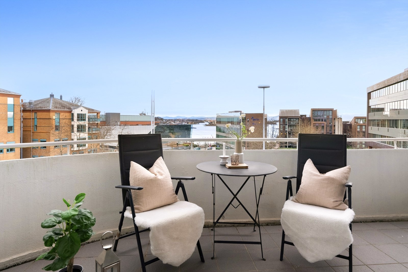 Her bor du med flott sjøutsikt og nærhet til både byliv, servicetilbud og rekreasjonsmuligheter. Galleribilde