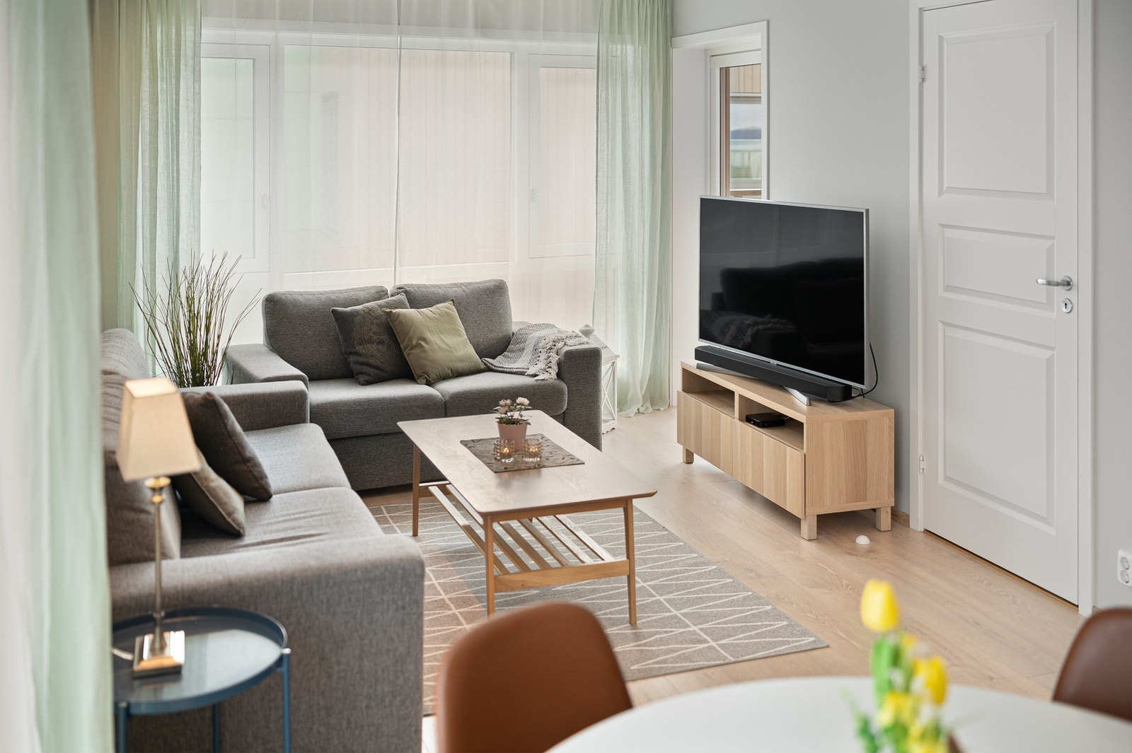 Stue og kjøkken har god plass til både sofagruppe, spisegruppe samt stue- og TV-bord. Galleribilde