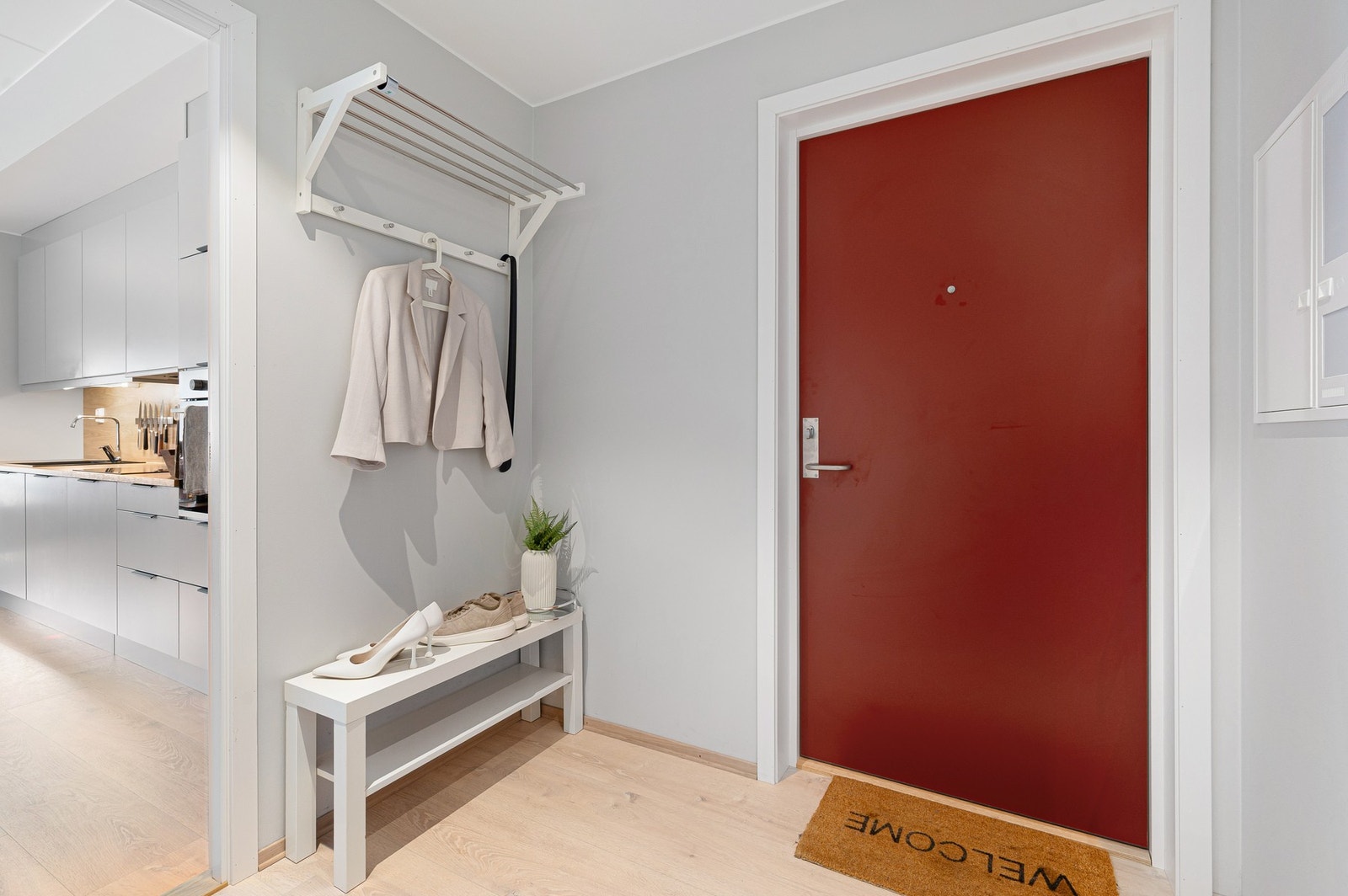 Her har man god plass til å henge fra seg klær og utstyr. Galleribilde