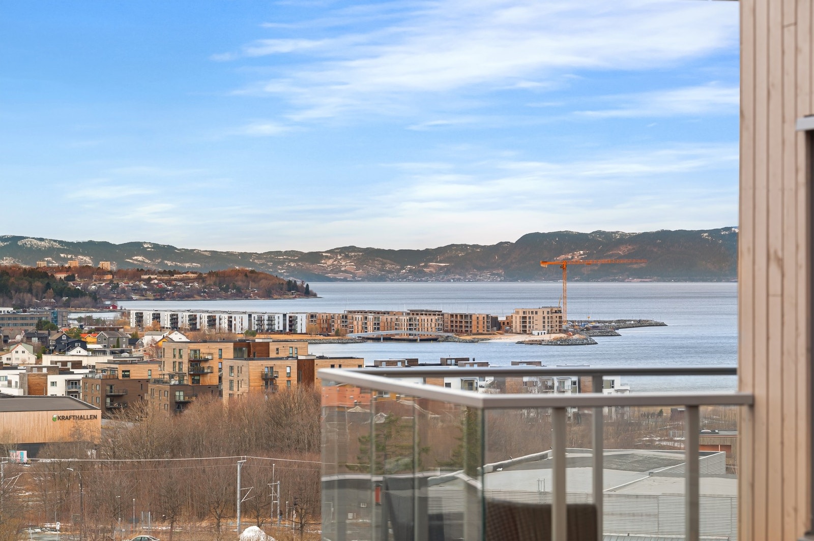 Fra balkongen har du flott utsikt mot Trondheimsfjorden, Ranheim og Grilstad Marina. Galleribilde