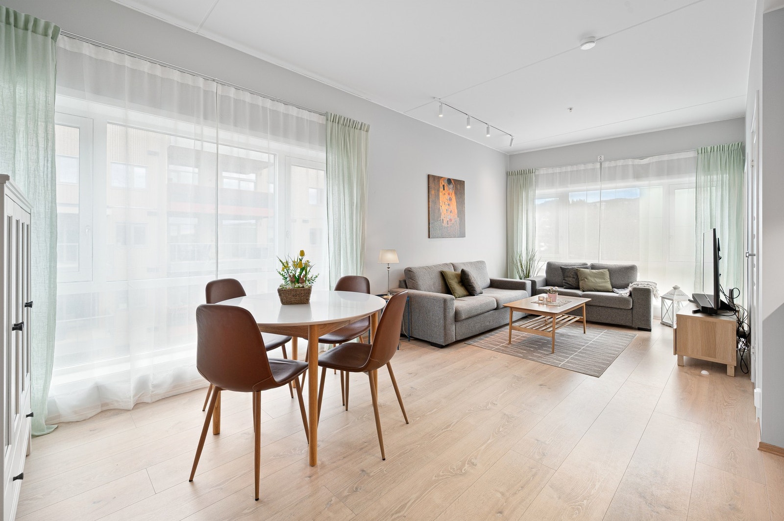 Store vindusflater i hele stuen som gir rikelig med naturlig lysinnslipp og bidrar til en lun og god atmosfære. Galleribilde