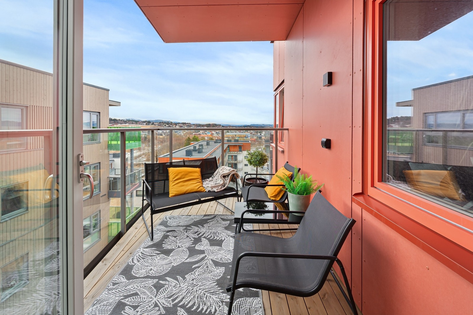 Fra stuen har du direkte utgang til en herlig balkong. Galleribilde
