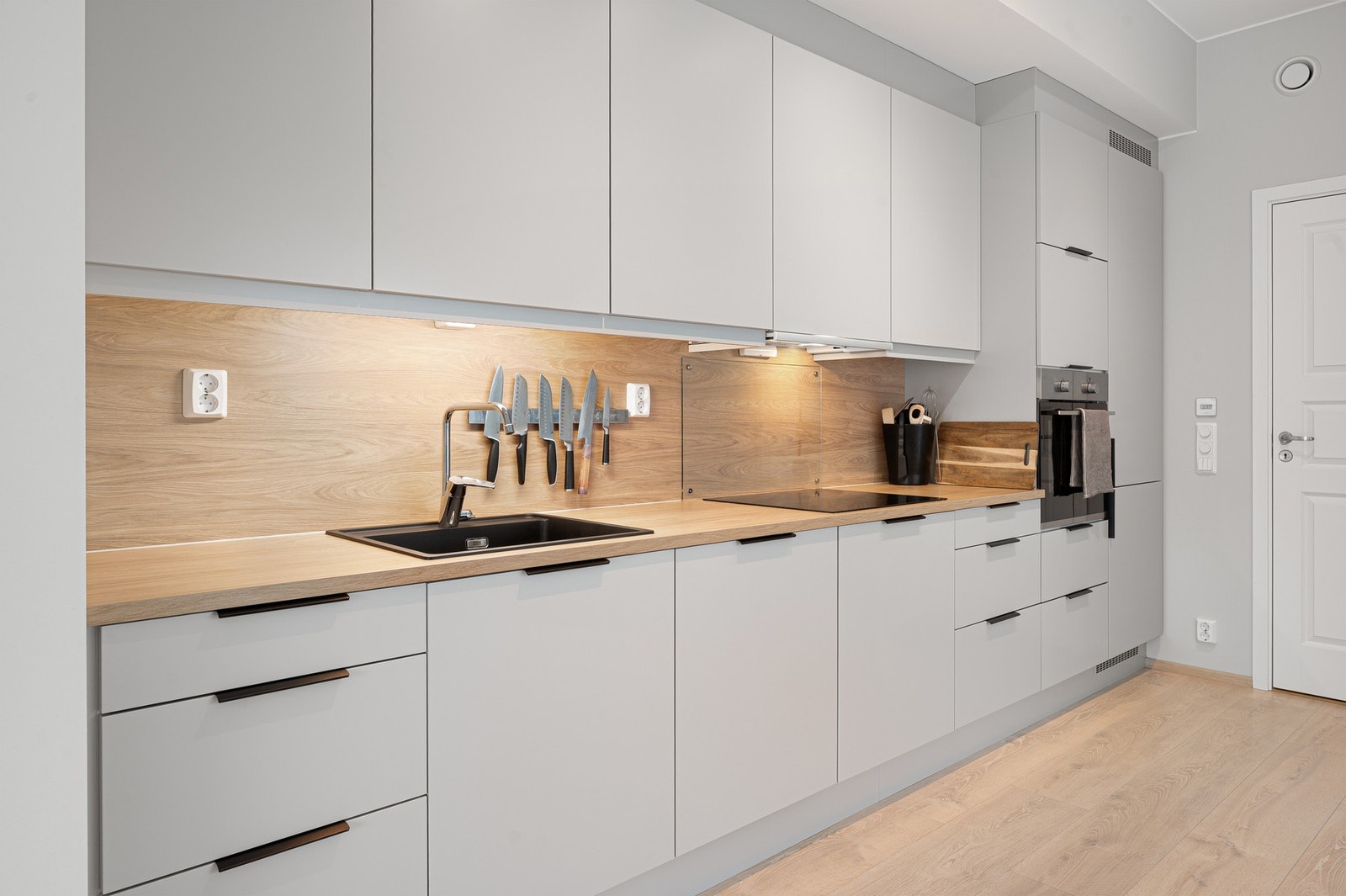 Kjøkkenet har integrert platetopp, stekeovn, oppvaskmaskin og kjøl/fryseskap. Galleribilde