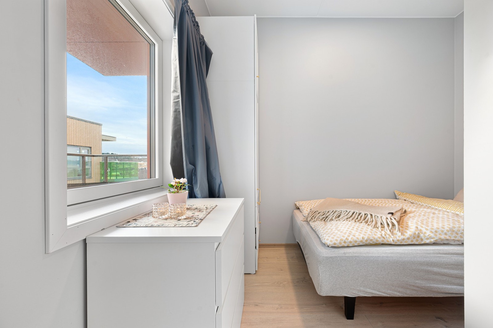 Her har du plass til bl.a seng, kommode og klesskap. Galleribilde