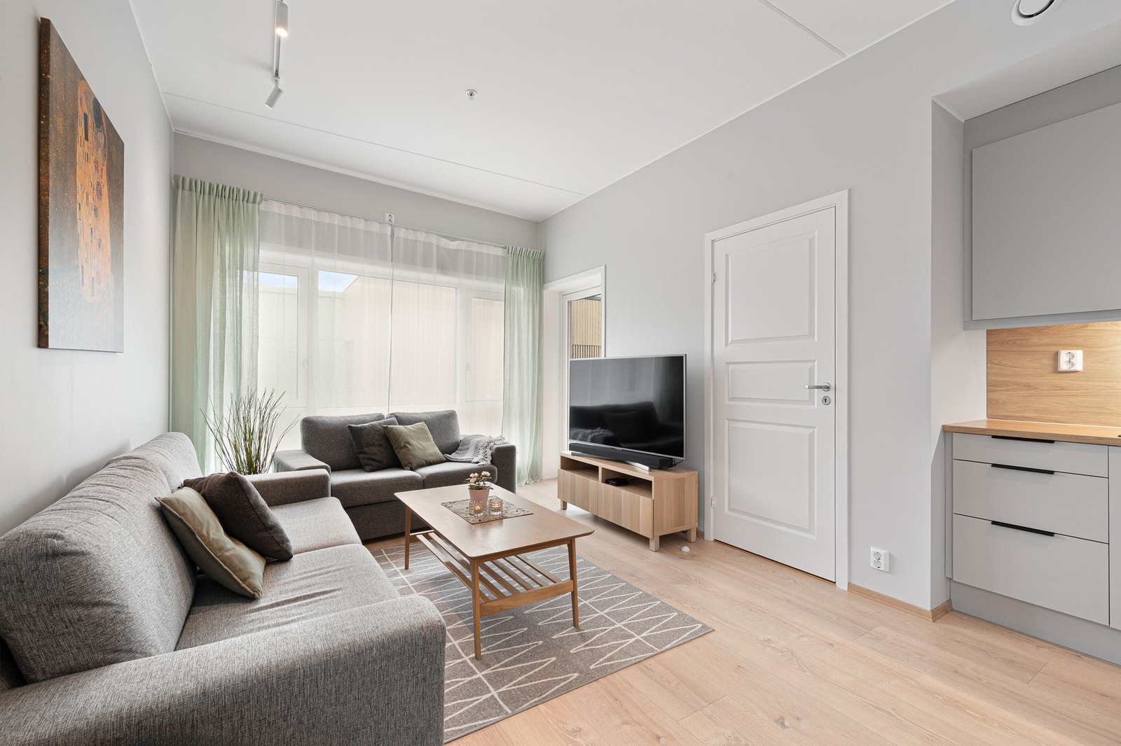 Nå har du muligheten til å sikre deg en flott og svært godt beliggende 3-roms toppleilighet. Galleribilde