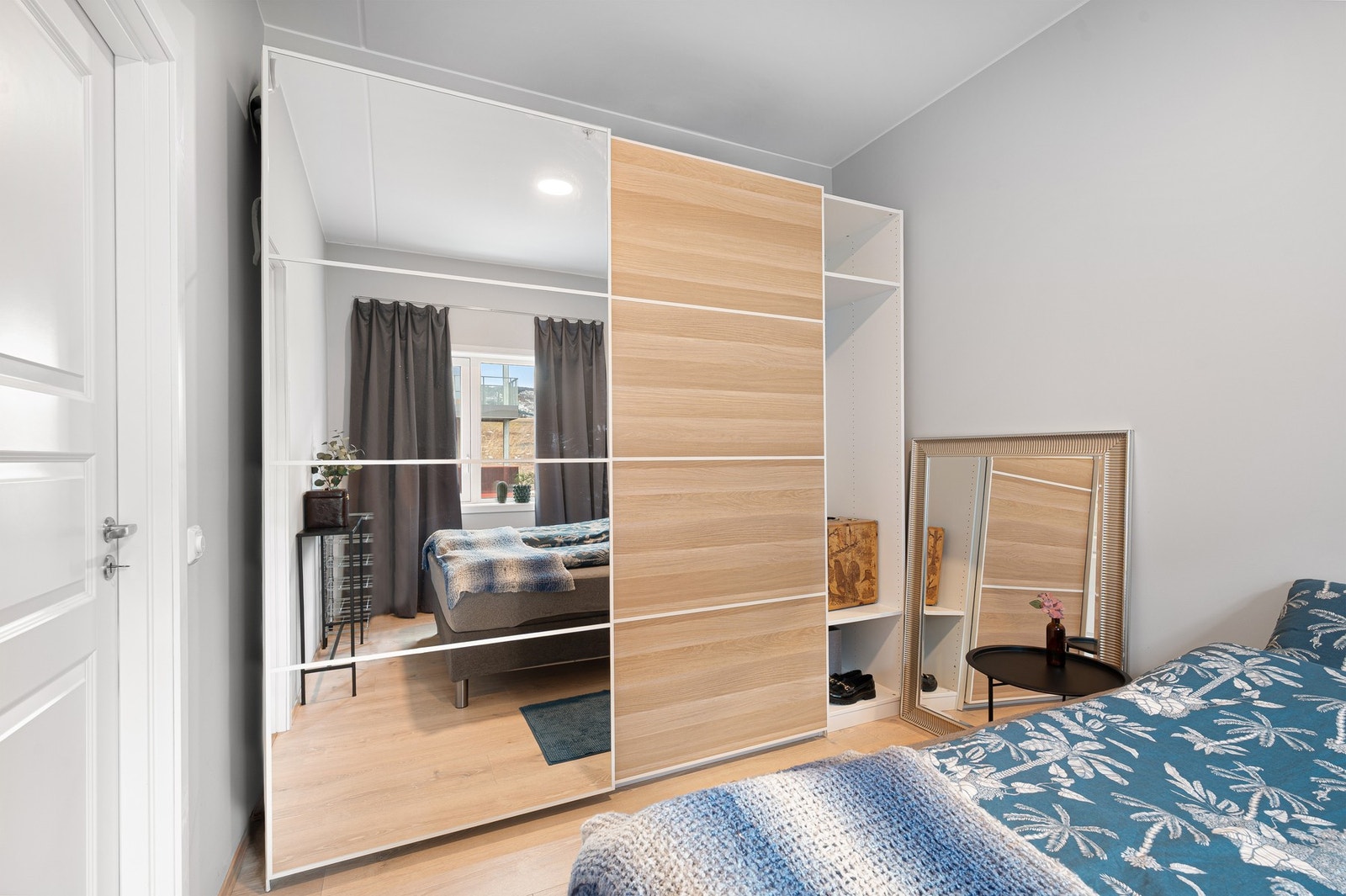 Her har du god plass til ønsket soveromsmøblement. Galleribilde