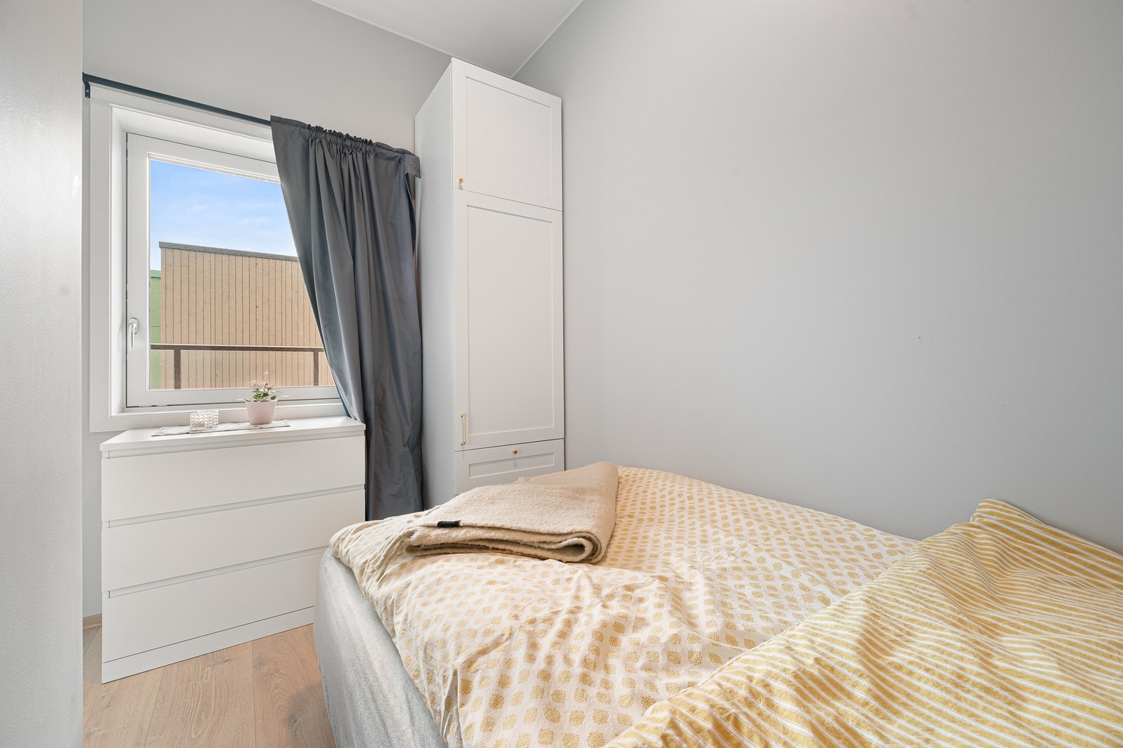 Lyst og hyggelig soverom med vindu som slipper inn godt med naturlig lys. Galleribilde