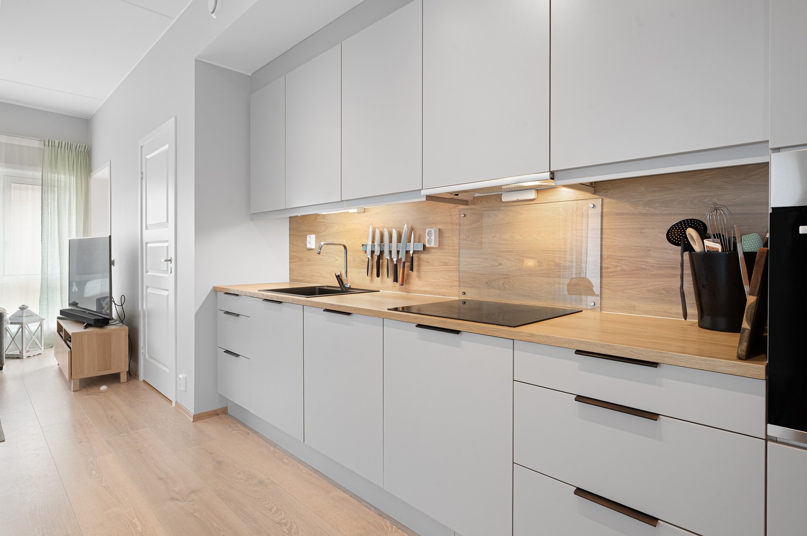 Lekkert og stilrent kjøkken med rikelig skap- og benkeplass. Galleribilde