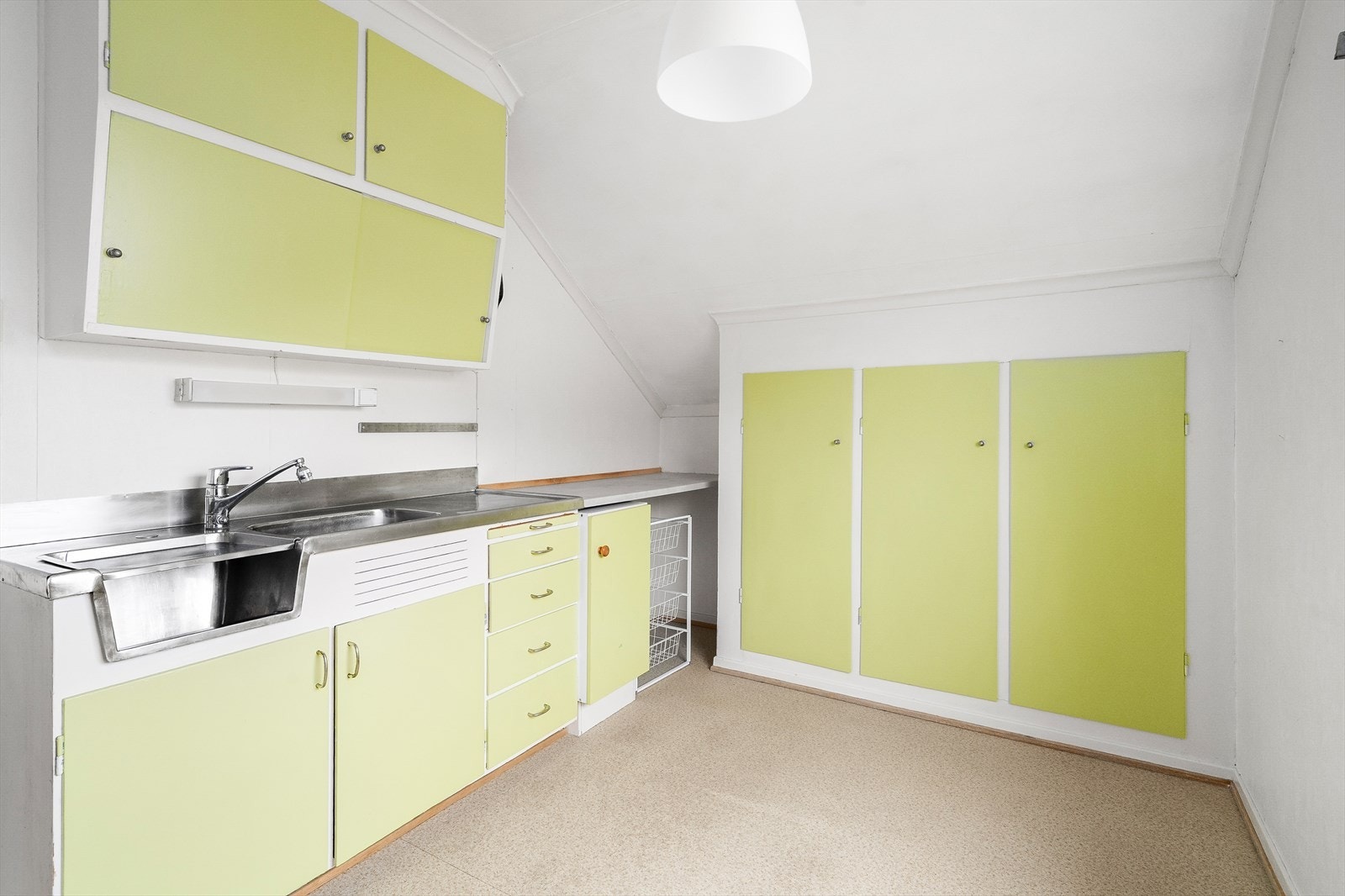 Leiligheten i 2. etasje har et eldre, plassbygget kjøkken med fin spiseplass ved vinduet. Galleribilde