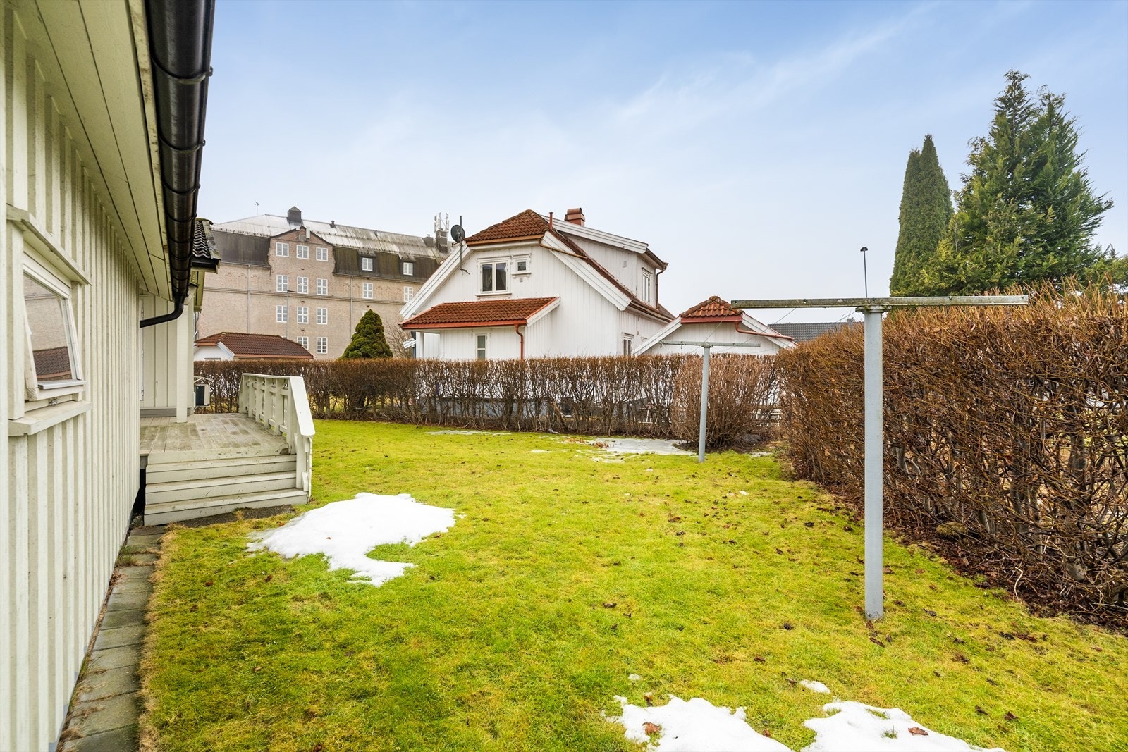 Boligen har umiddelbar nærhet til Gimsøy ungdomsskole og dagligvareforretninger. Kort vei også til STHF, barnehager og barneskole, samt Skien videregående skole på Klosterøya. Galleribilde