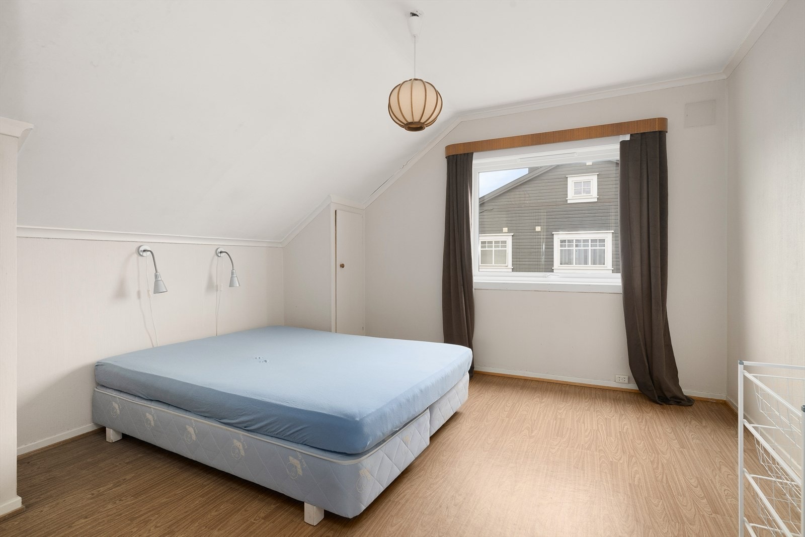 Det er to soverom også i 2. etasje, hvor det største har adkomst fra stua. Galleribilde