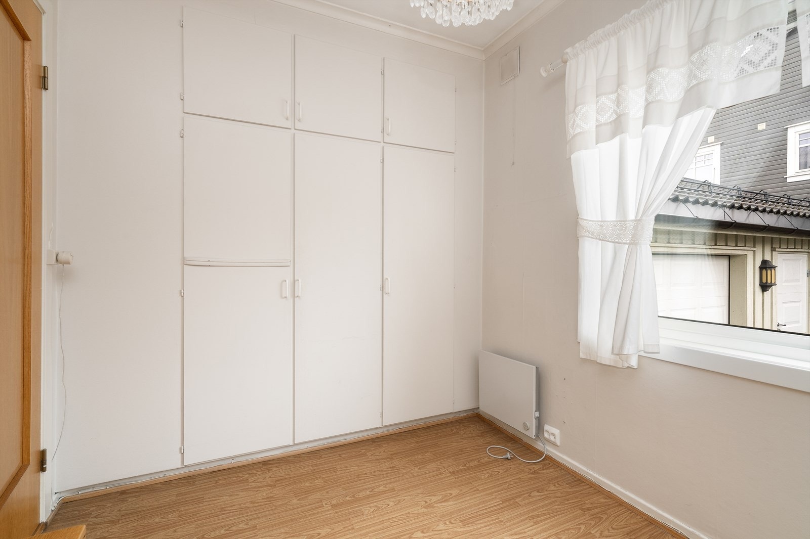 Soverom 2 har også god oppbevaringsplass i innebygget garderobeskap. Galleribilde