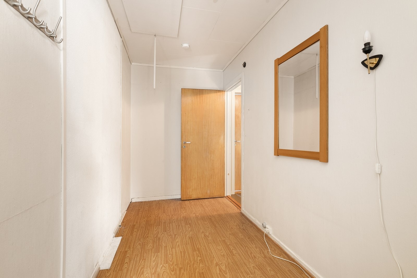 Gangareal i 2. etasje består av trappegang og mellomgang med luke i tak med adkomst til kaldtloft. Inntil trappegangen er det en kjekk bodplass. Galleribilde