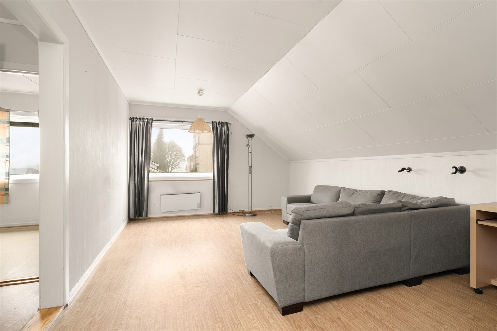 Stua i 2. etasje har lyse overflater og fin plass til møblering. Galleribilde