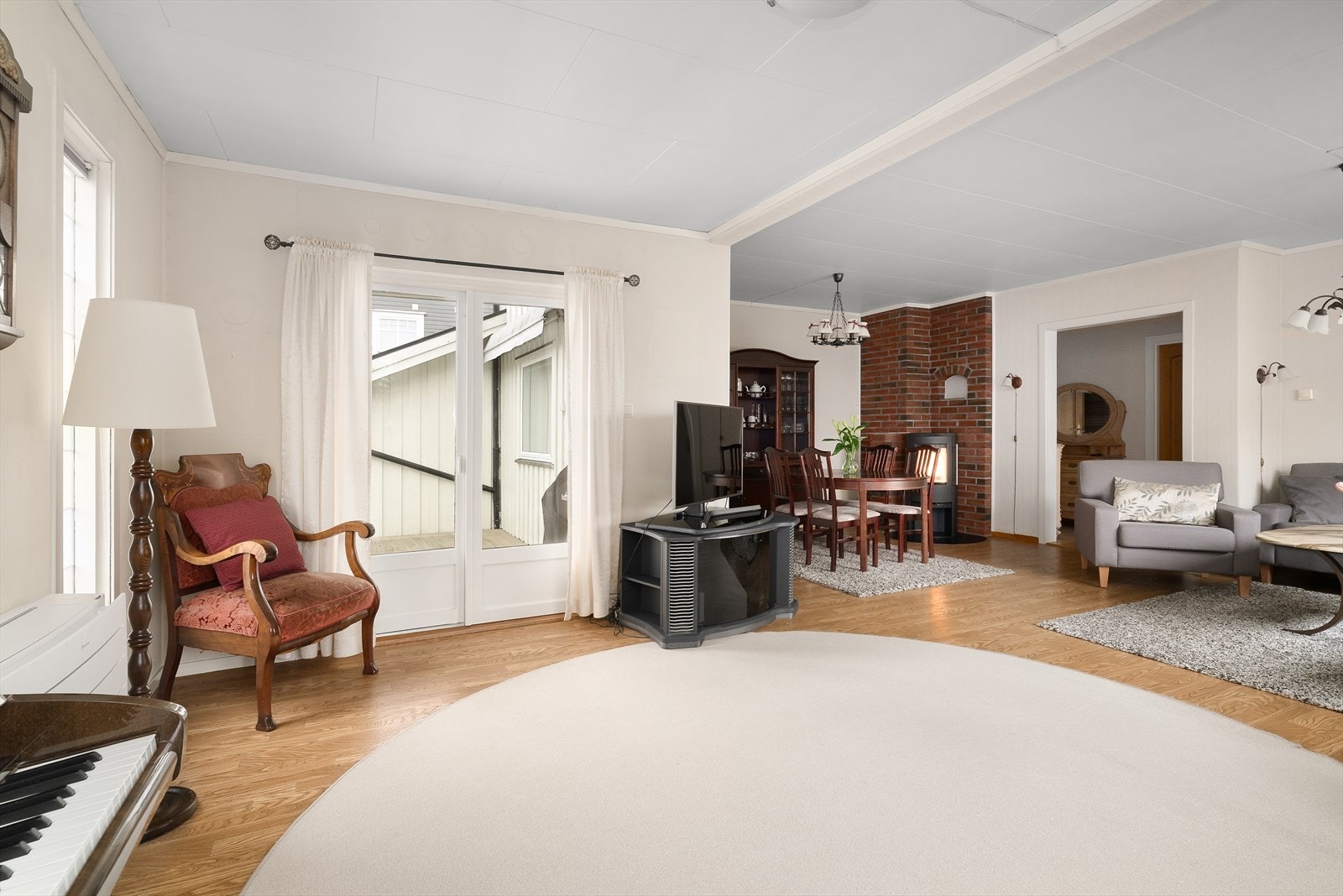 Fra stua er det utgang til vestvendt terrasse av god størrelse som ligger delvis under tak. Galleribilde