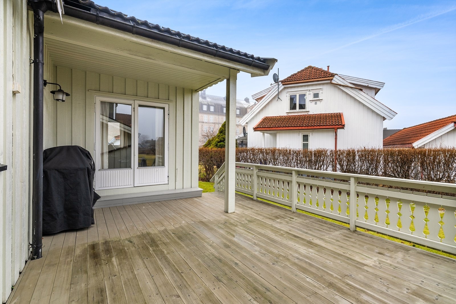 Det er også oppført vestvendt terrasse med delvis takoverbygg og god plass til diverse utemøblement. Galleribilde