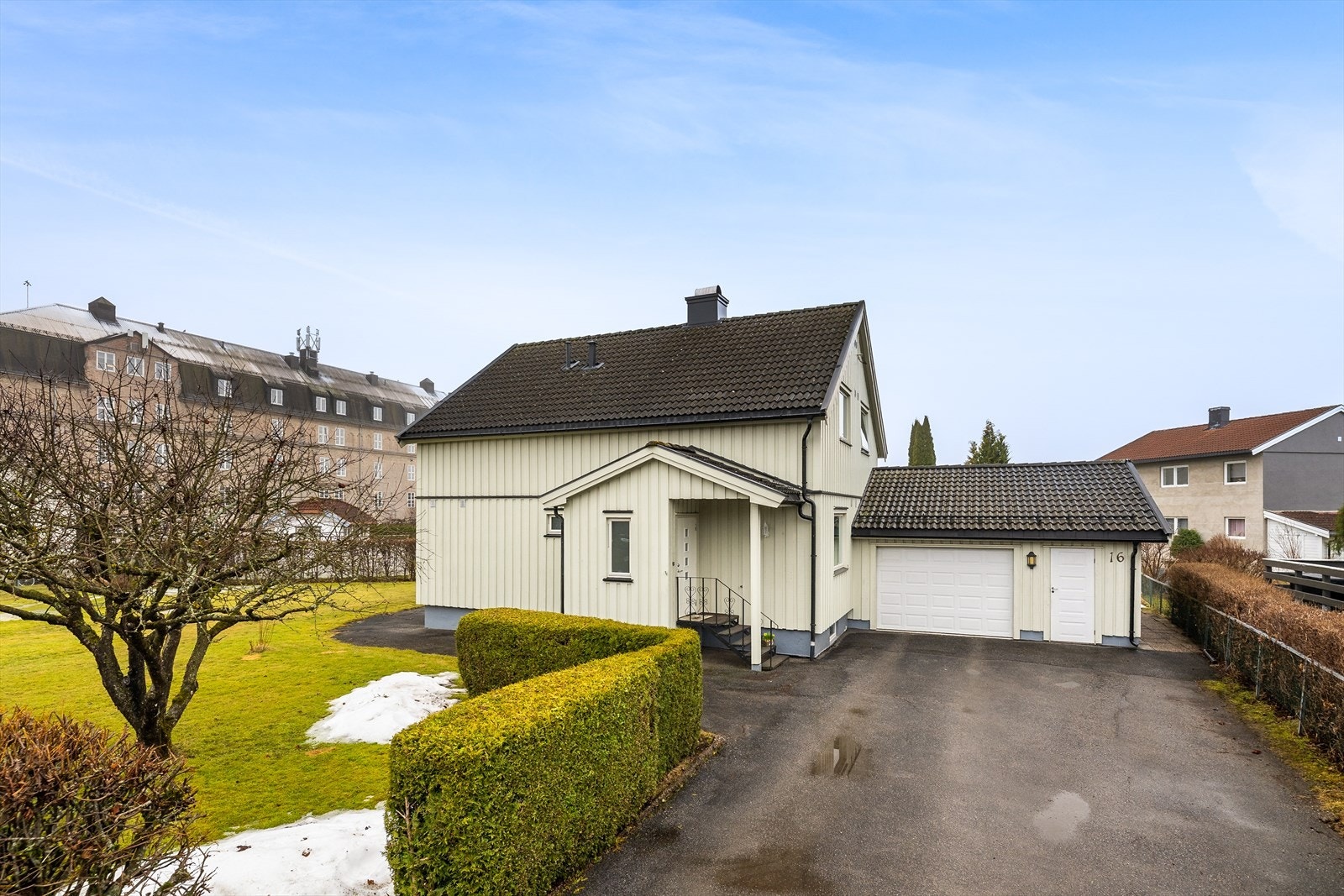 Opprinnelig en original hel 2-mannsbolig (horisontaldelt). Barnevennlig på Gimsøy. Solrik tomt med stor garasje. Galleribilde