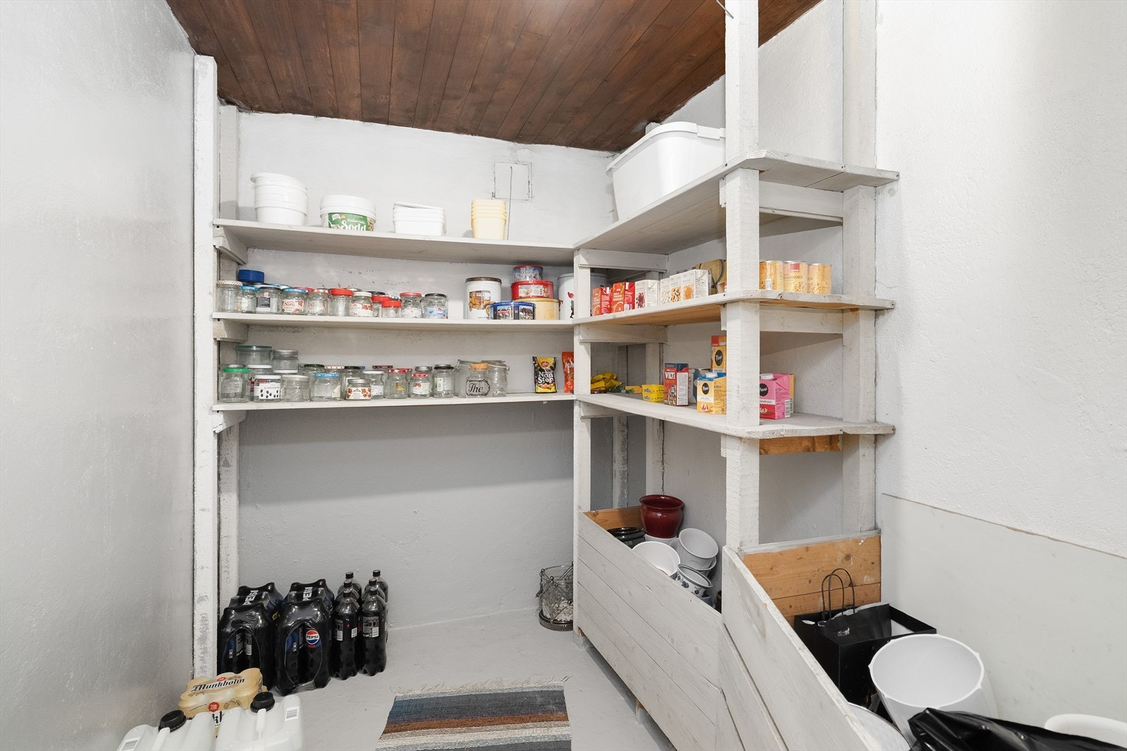 Kjelleren har godt med bodplass, og har for øvrig både utvendig og innvendig adkomst. Galleribilde