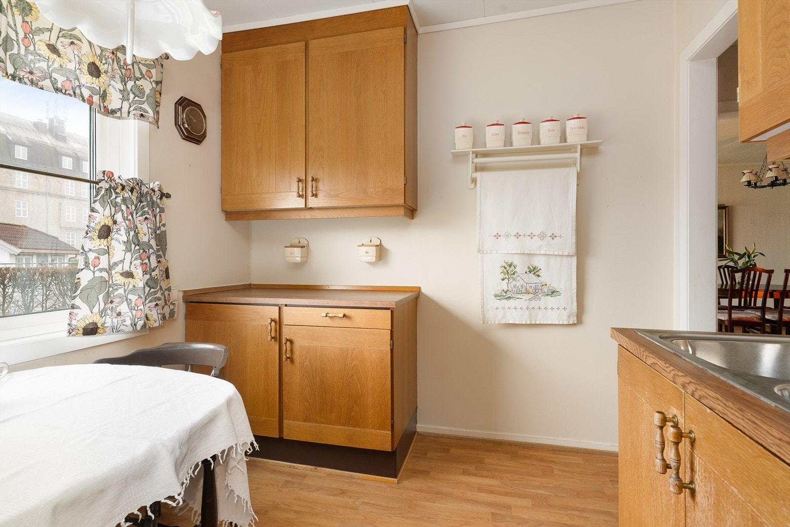 Det er avsatt plass til frittstående oppvaskmaskin, komfyr og kjøleskap, og over kokesonen er det ventilator med avtrekk ut. Galleribilde