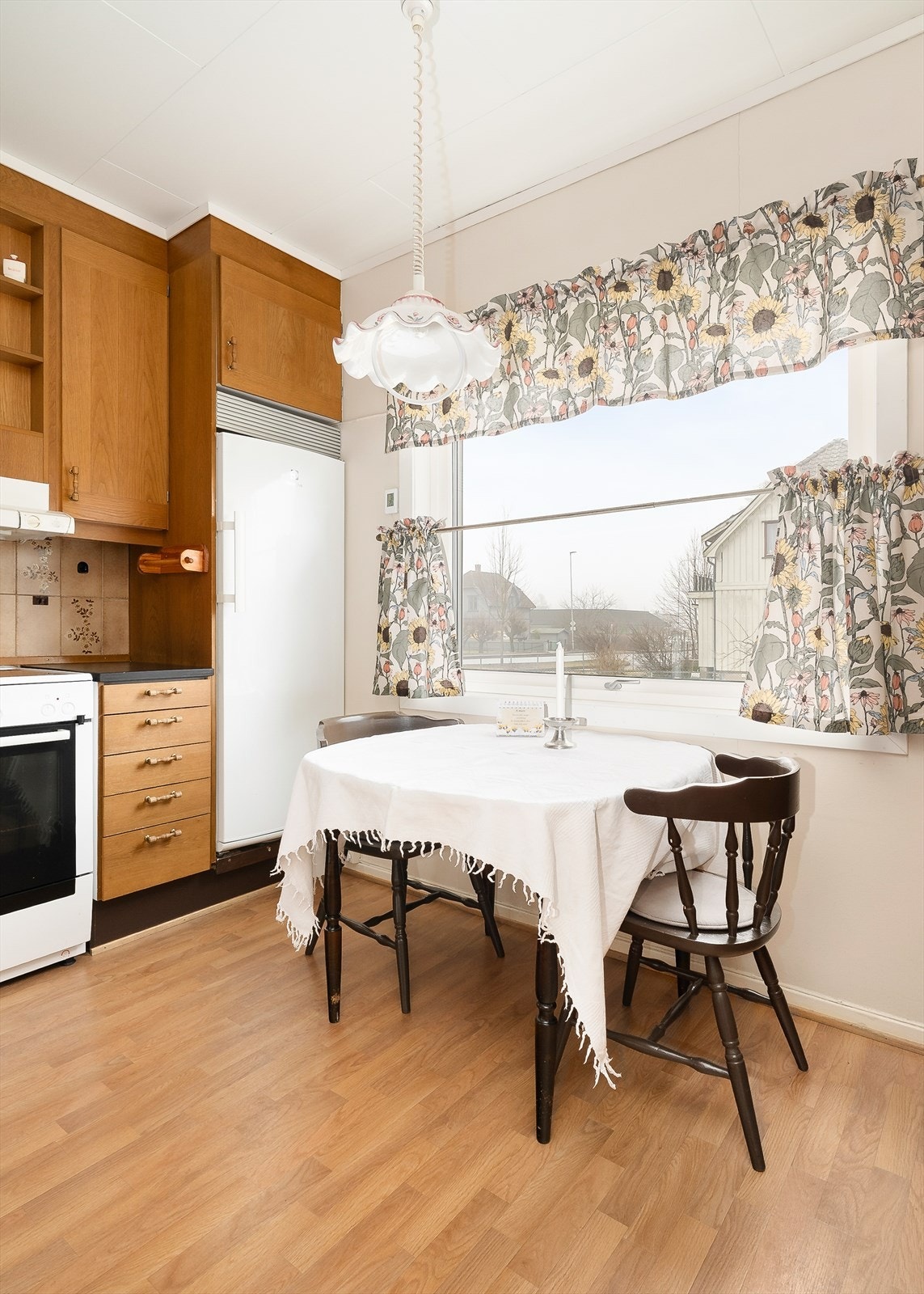 På kjøkkenet er det en hyggelig spiseplass ved vinduet. Galleribilde
