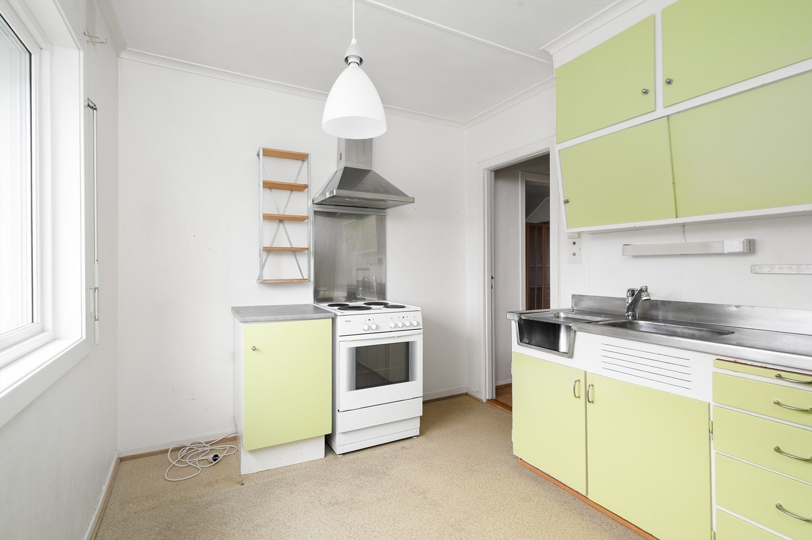 Det er avsatt plass til kjøleskap og komfyr, og over kokesonen er det mekanisk kullfilteravtrekk. Galleribilde