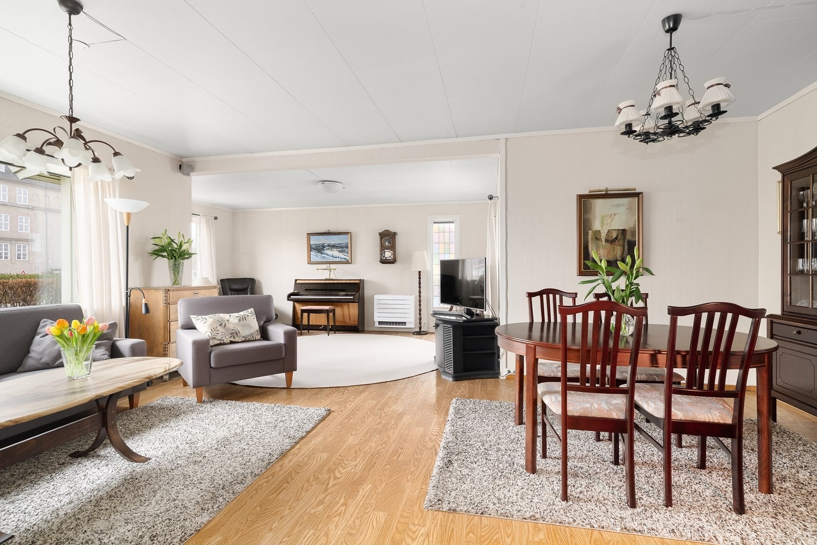 Boligen har en lys og hyggelig stue med flere gode soner for møblering. Galleribilde