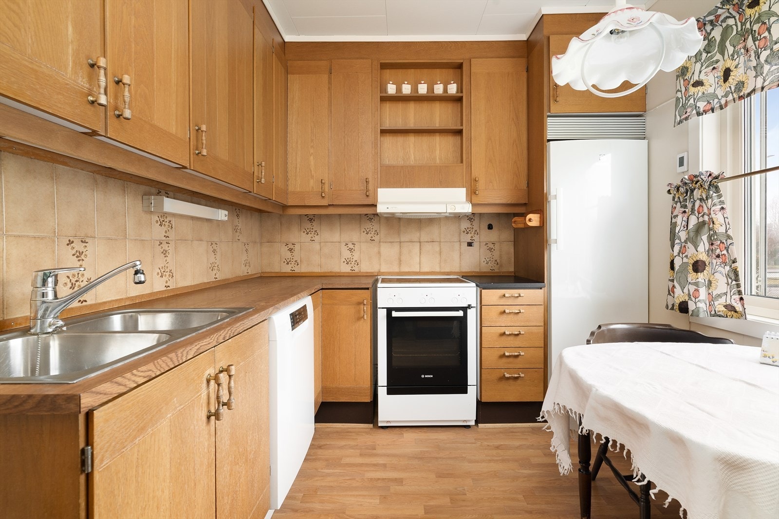 Kjøkkeninnredningen er av eldre dato, men funksjonell, og har god oppbevaringsplass i skuffer og skap. Galleribilde