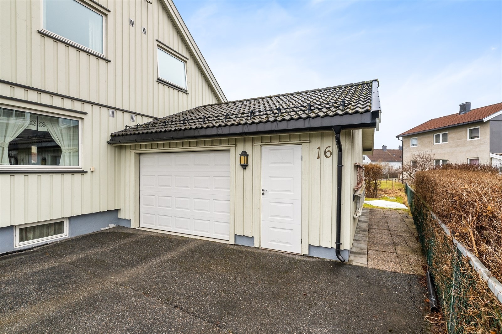 Garasjen på hele 39 m2 er oppført i 2012 og har både port og sidedør. Galleribilde