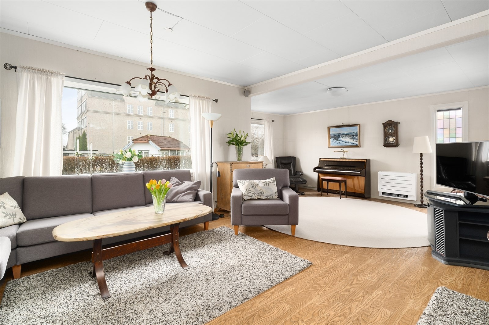 Store vindusflater på flere sider sikrer godt med dagslys i stua. Galleribilde