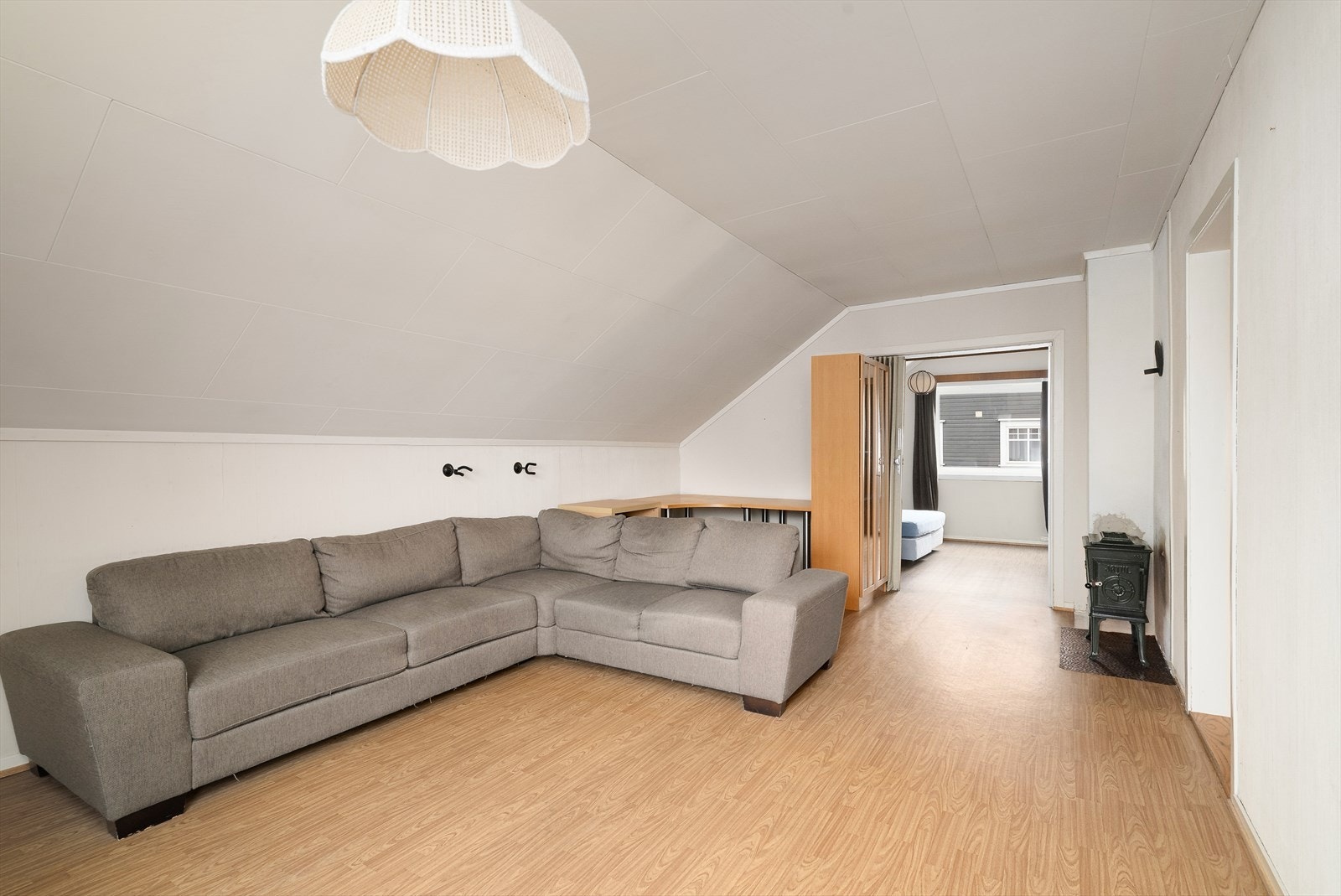 Stua har en eldre vedovn, og det er adkomst inn til et av soverommene.
Se anmerkning vedr. ildsted under avsnitt for energi. Galleribilde