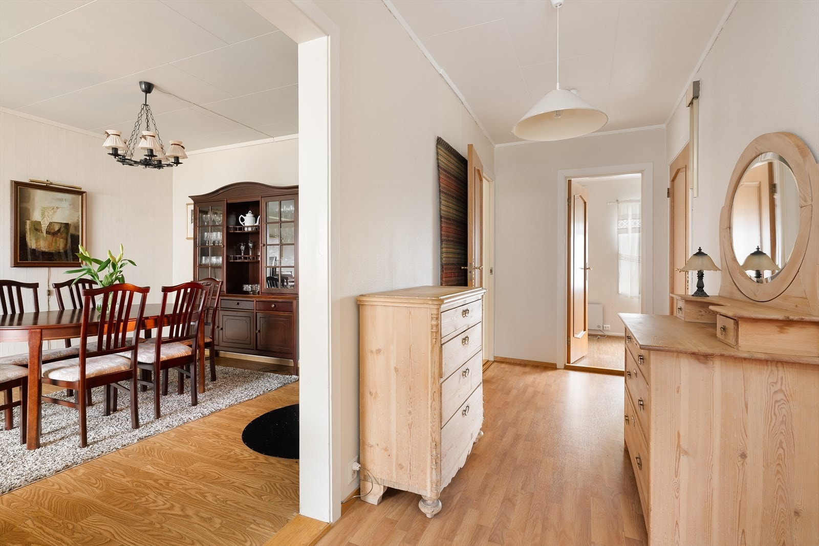 Innvendige overflater består hovedsakelig av vinylbelegg på gulv, malt strie/panel på vegger og malte plater/takessplater i tak. Galleribilde