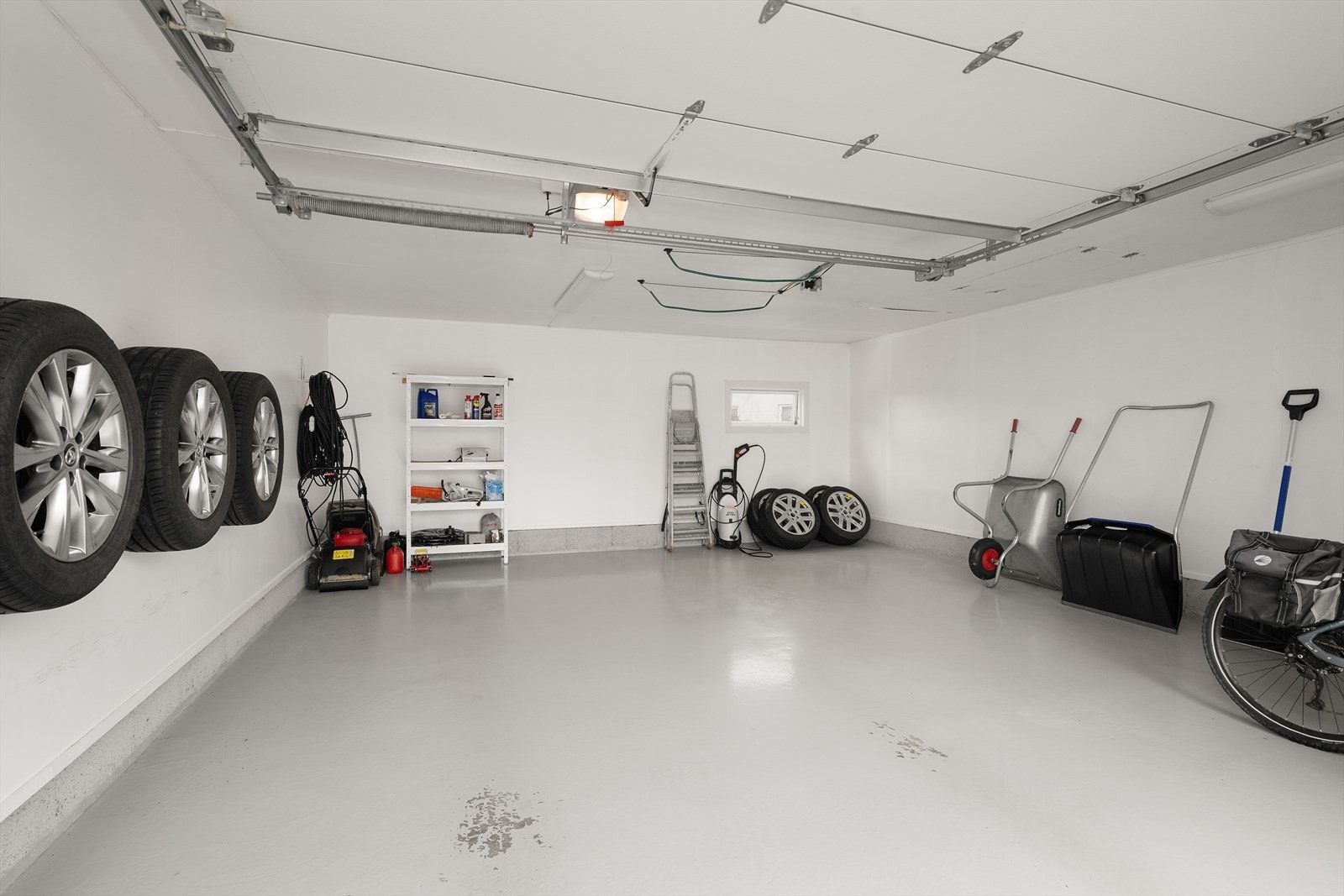 Her er det god plass til både bil og diverse oppbevaring. Galleribilde