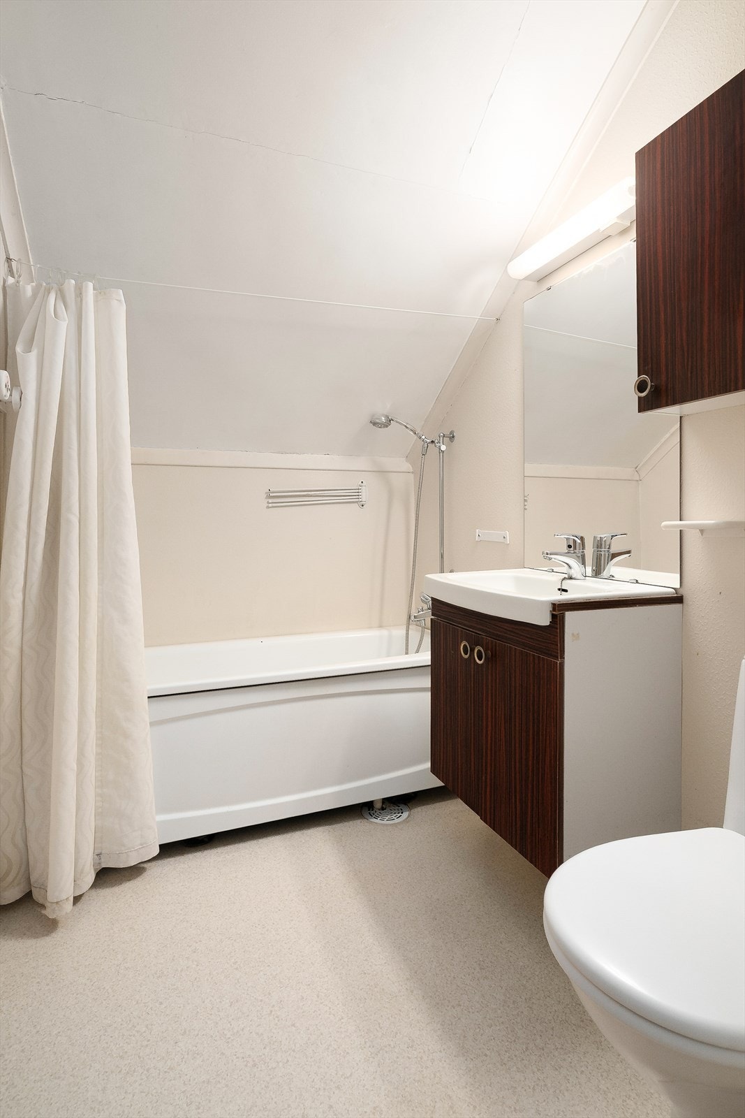 Badet i 2. etasje er fra 1990-tallet og har belegg på gulv og malt strie på veggene. Badet er innredet med servantskap og speil med overlys, badekar og toalett. Galleribilde