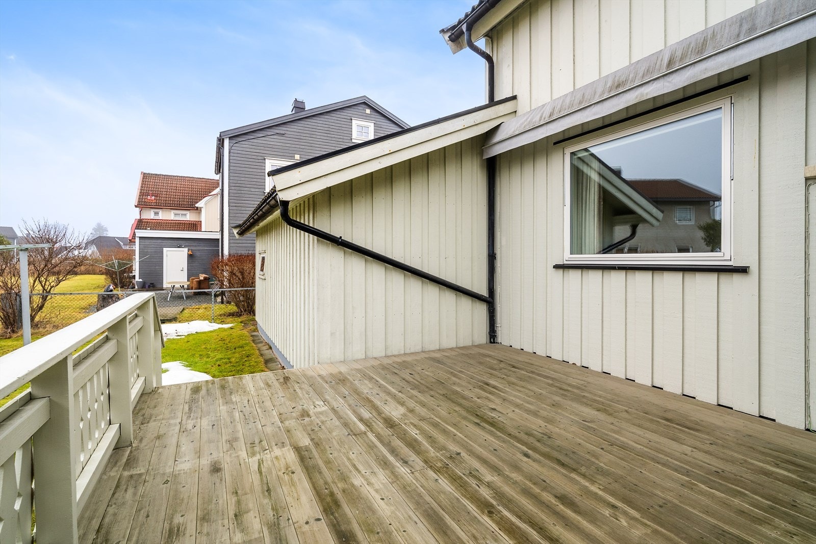 Fra terrassen er det adkomst ned til hagedelen på to sider. Over vindu på terrassen er det montert elektrisk markise for solskjerming. Galleribilde