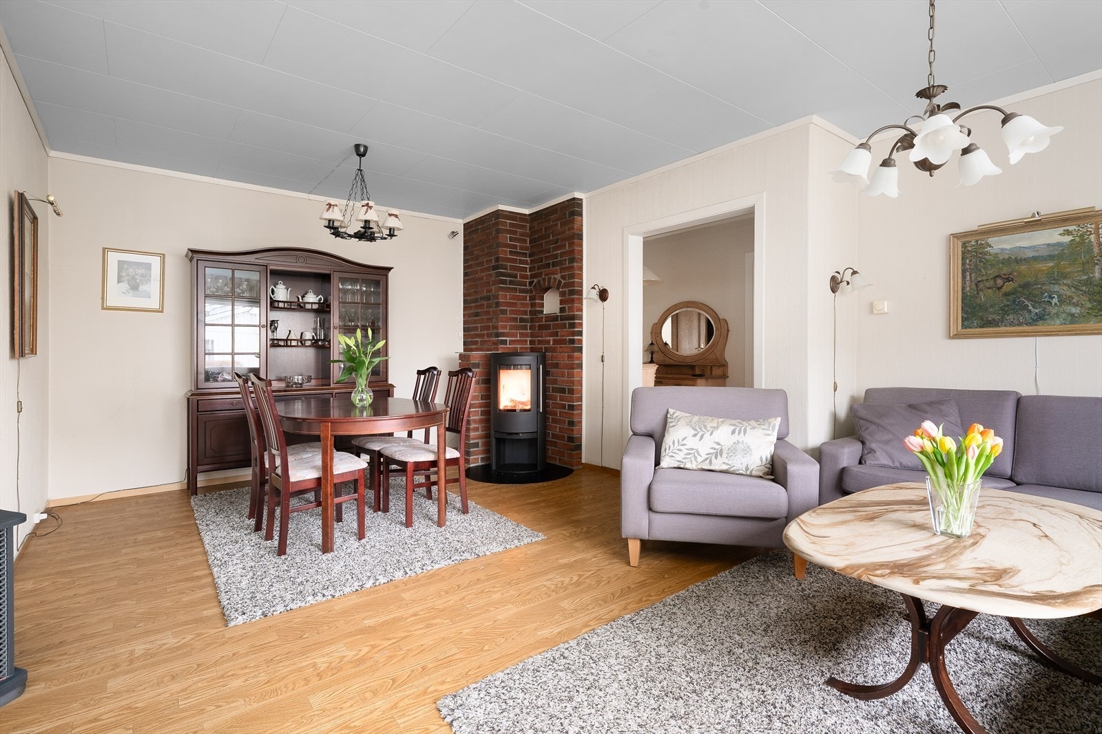 Stua har en moderne vedovn med glassdør for lun varme på kjølige dager. Galleribilde